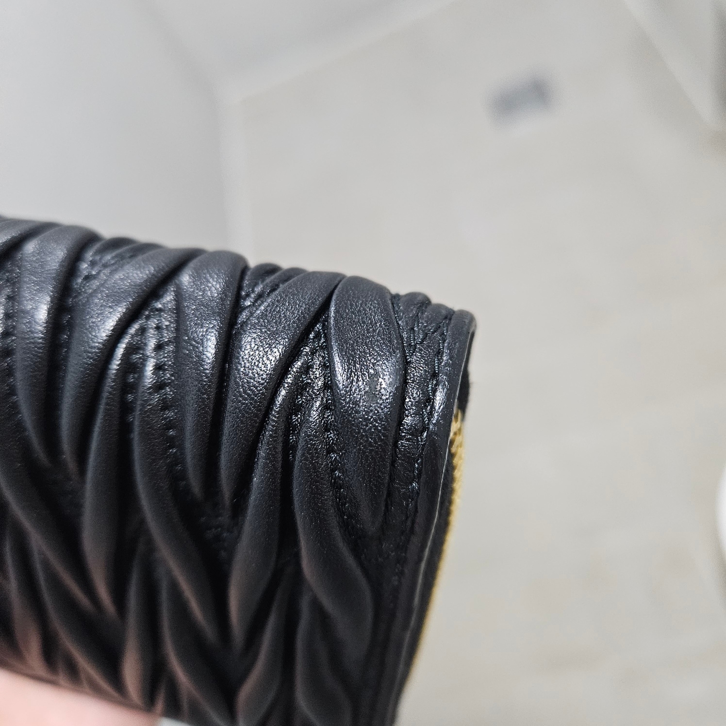 Miu Miu Matelasse Nappa Leather Large Zipper Wallet Black 착용 스타일 - 2