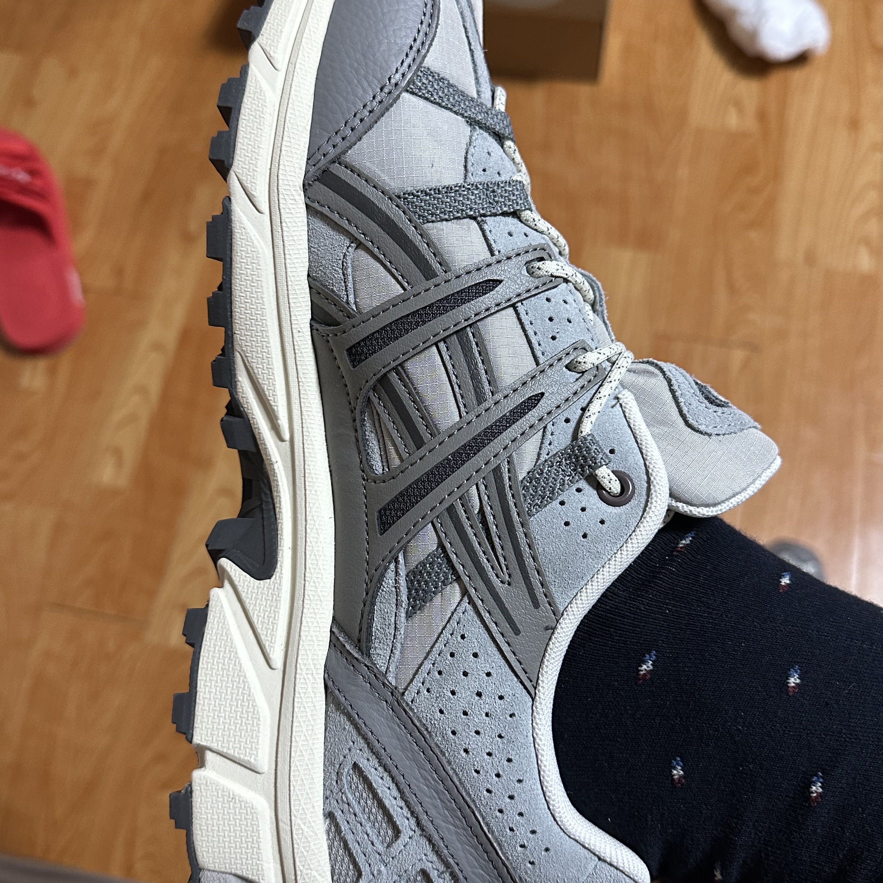 Asics Gel-Sonoma 15-50 Oyster Grey Clay Grey 착용 스타일 - 2