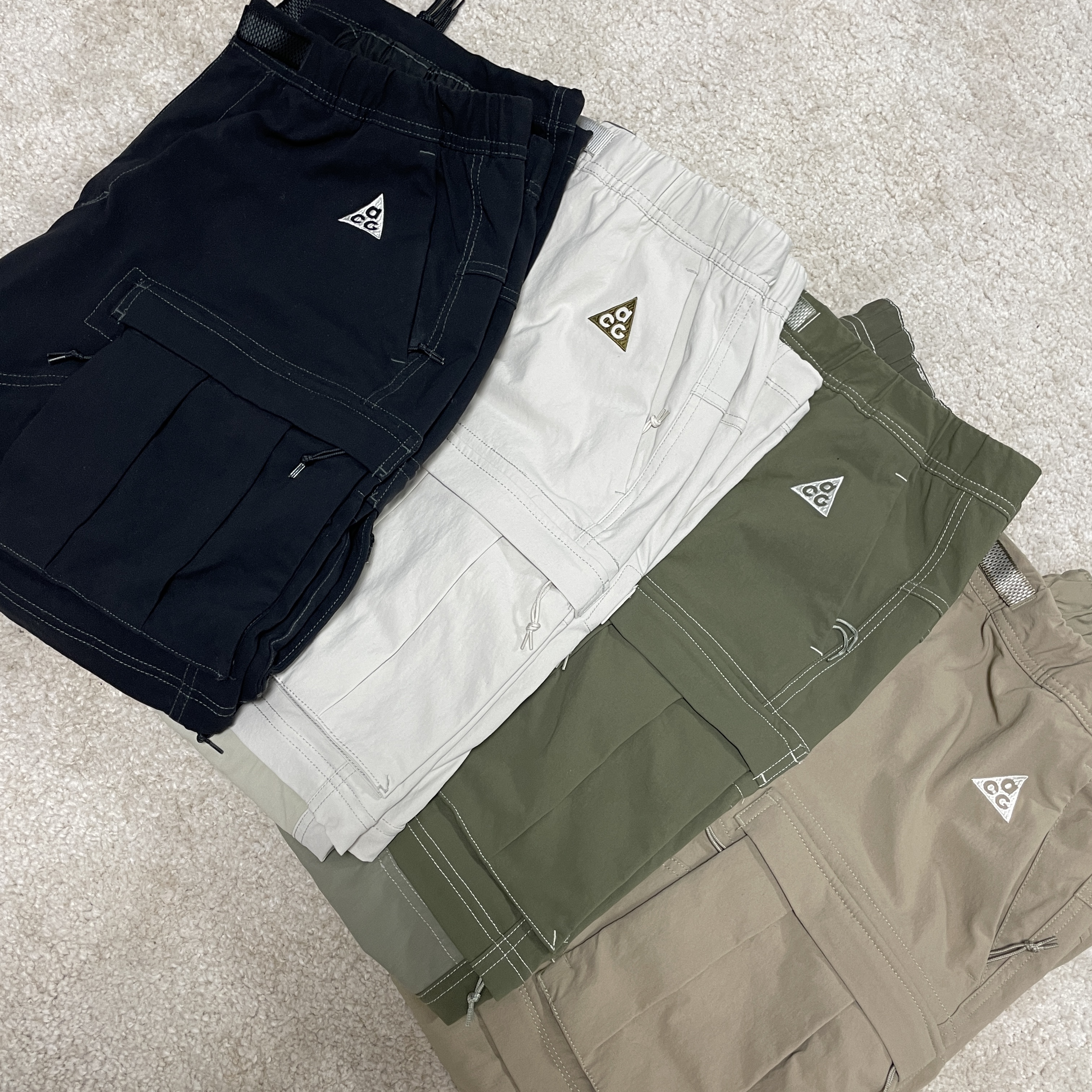 Nike ACG Smith Summit Cargo Pants Light Bone - Asia, Nike ACG Smith Summit Cargo Pants Medium Olive - Asia 착용 스타일 - 2