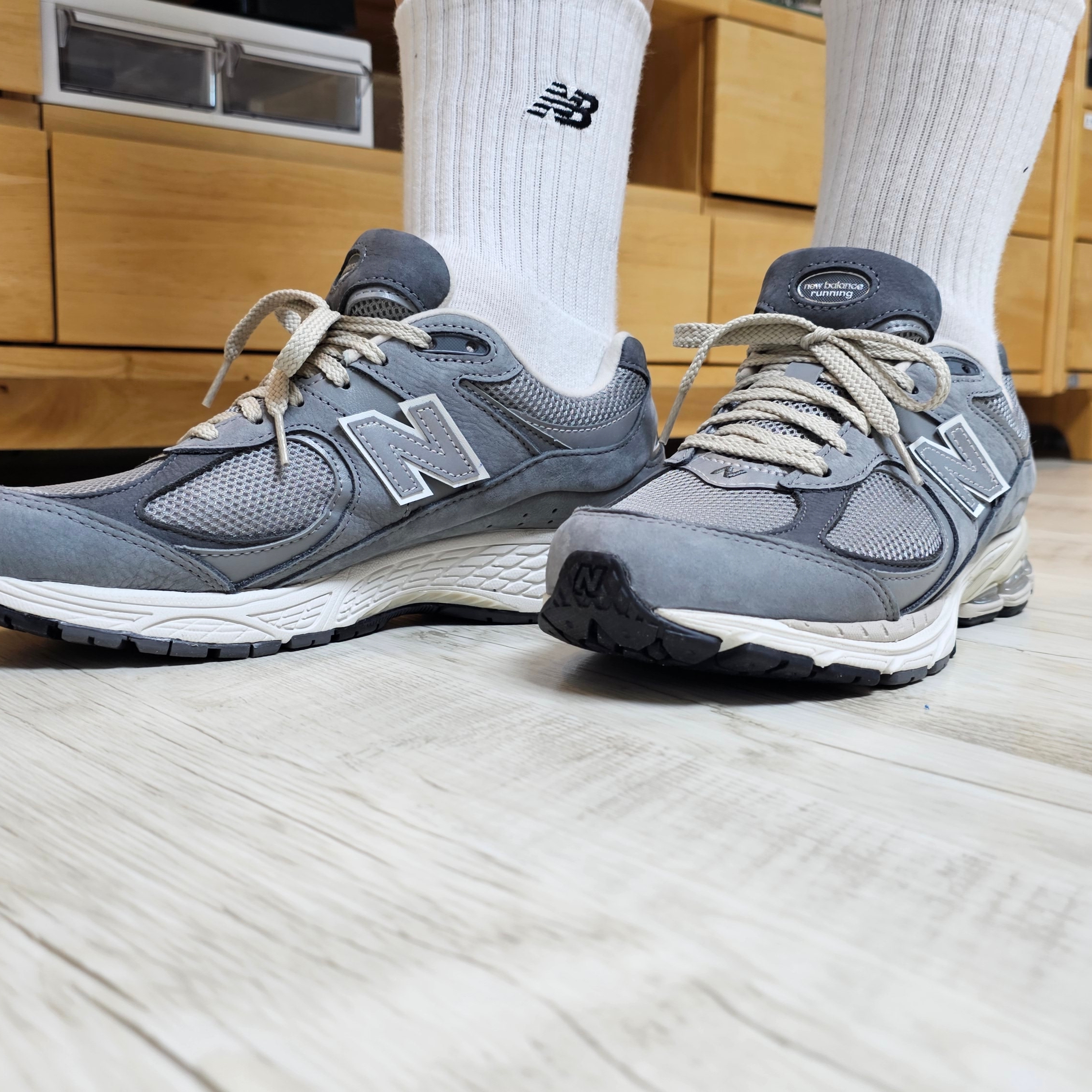 New Balance 2002R Premium Vintage Grey 착용 스타일