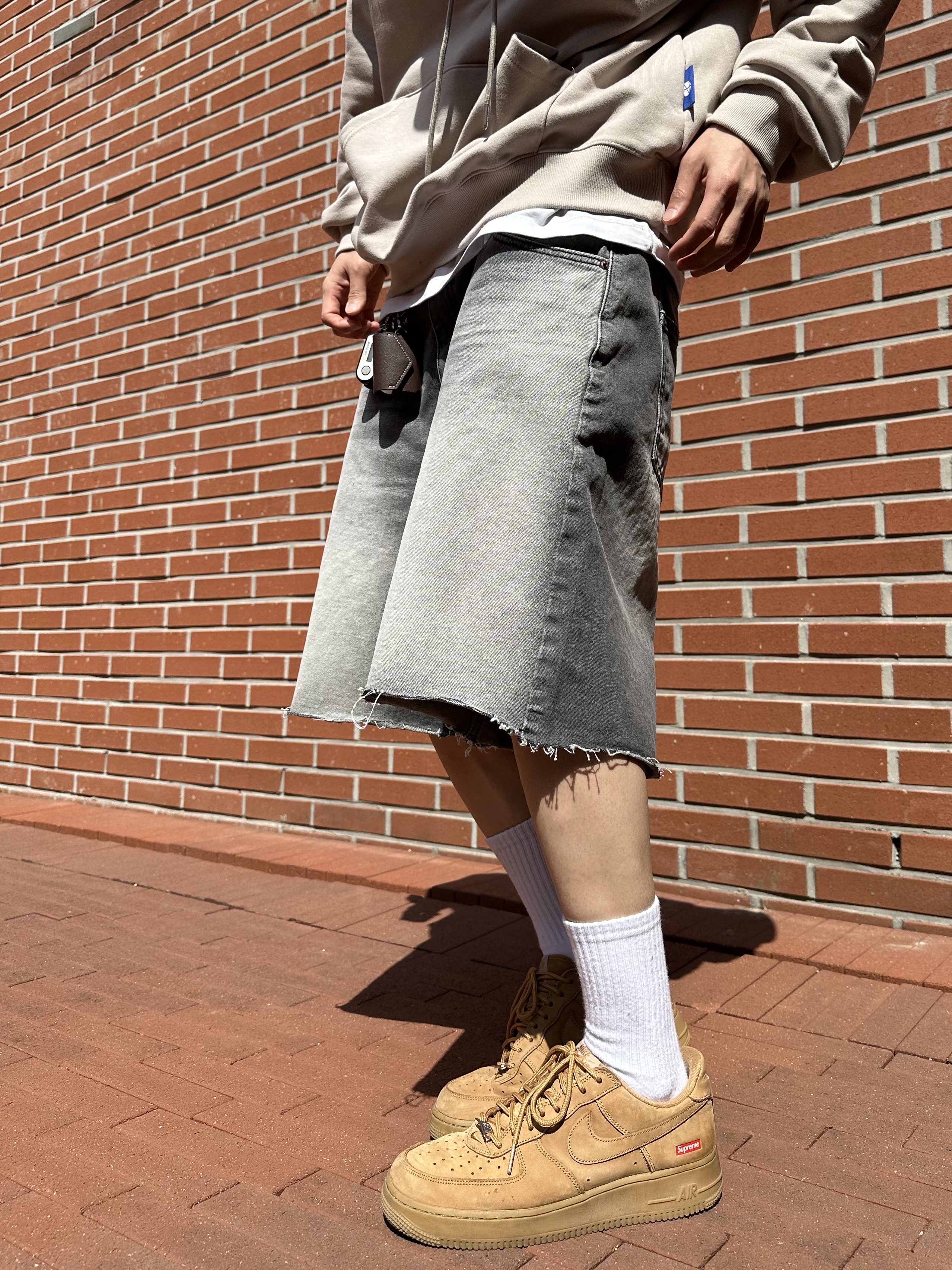 Nike x Supreme Air Force 1 Low Flax, Apple AirPods Max Lightning Space Gray (Korean Ver.) 착용 스타일 - 3