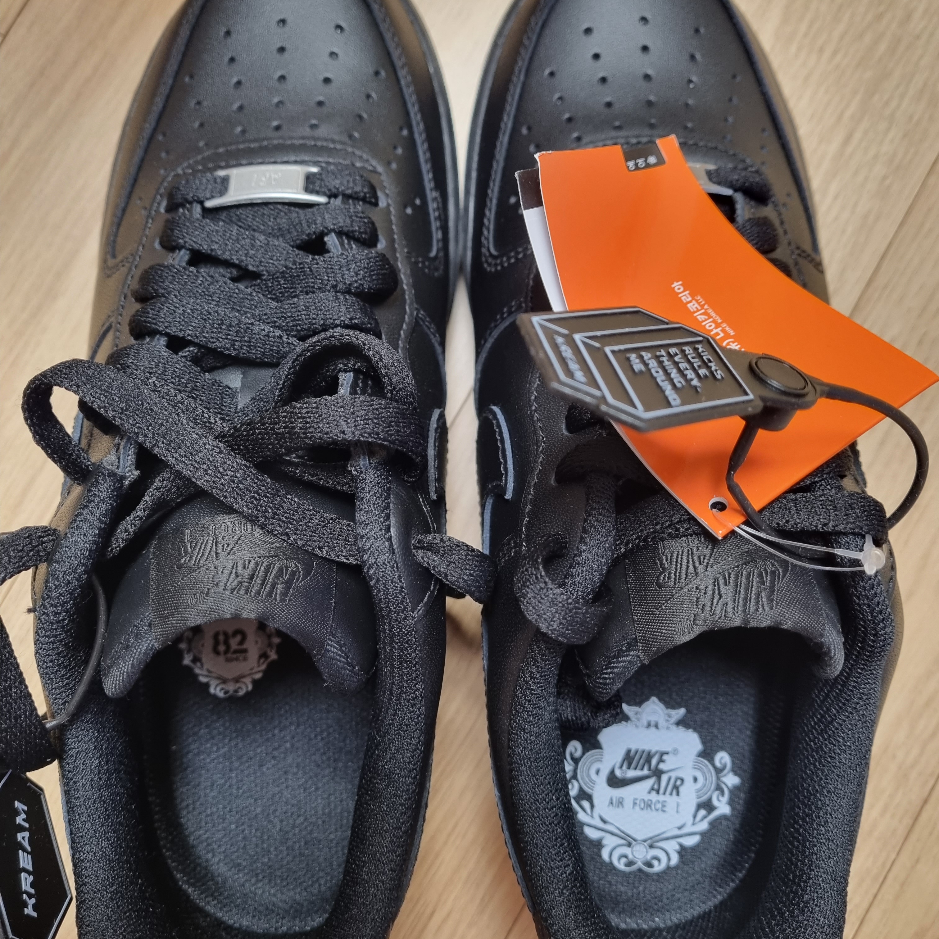 Nike Air Force 1 '07 Low Triple Black 착용 스타일