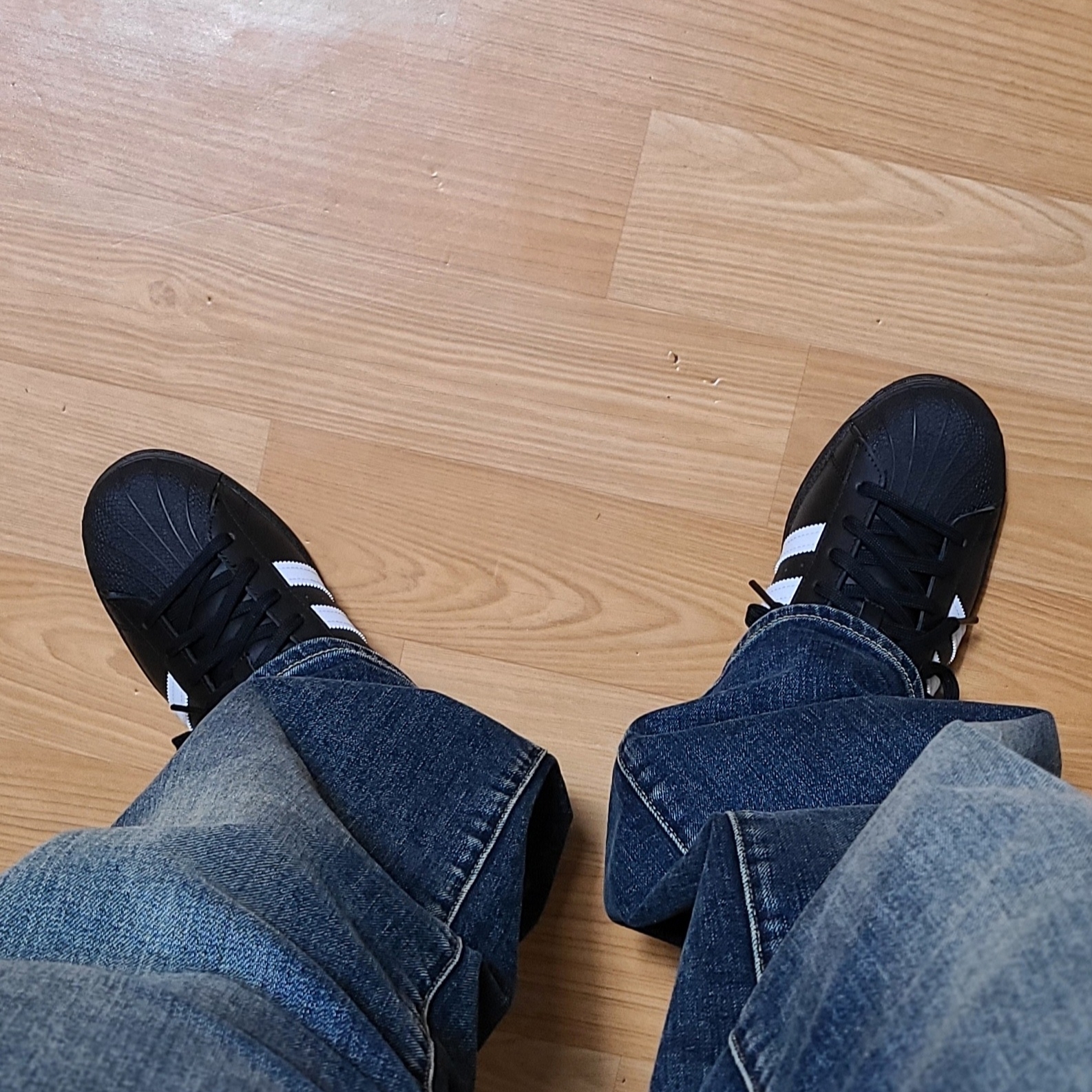Adidas Superstar Core Black White 착용 스타일