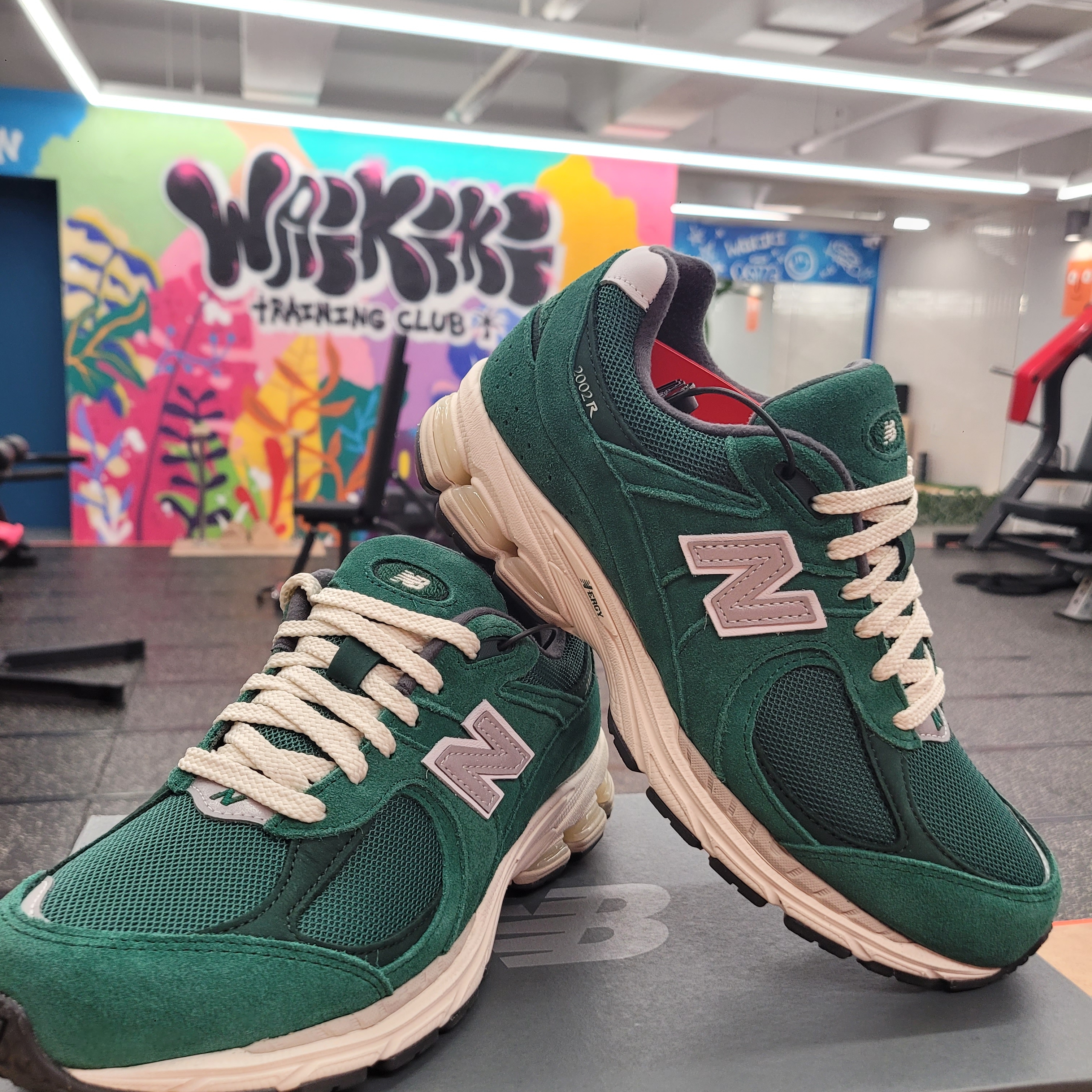 New Balance 2002R Nightwatch Green 착용 스타일 - 1