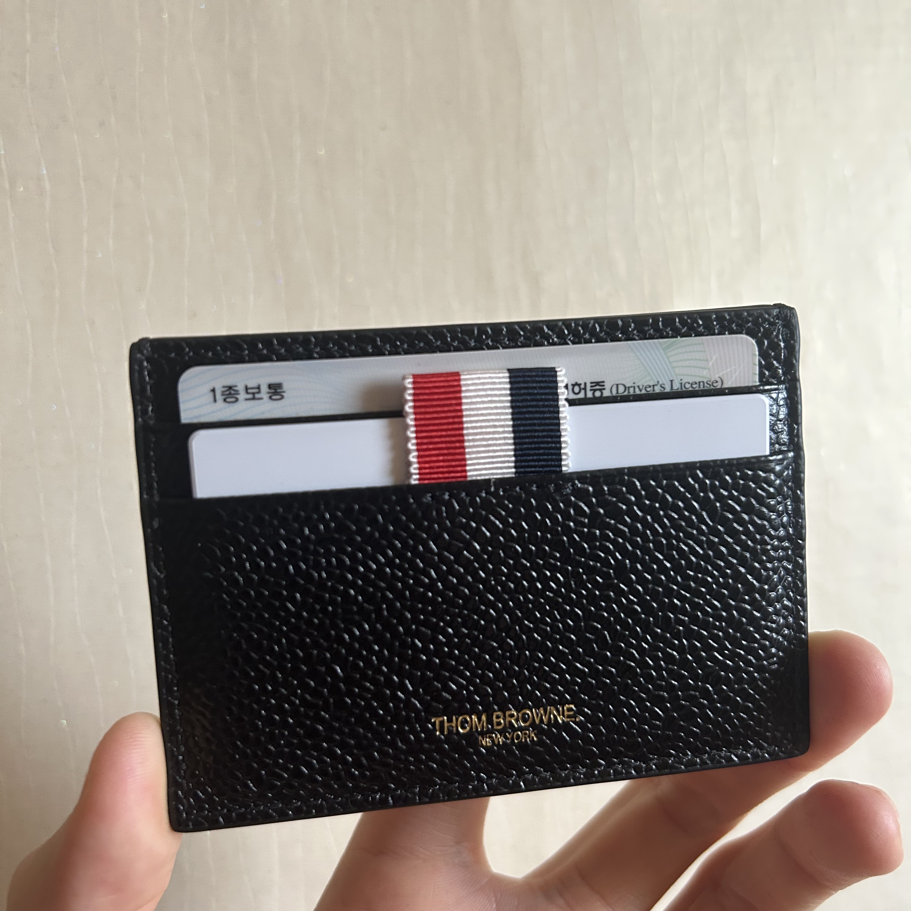 Thom Browne Pebble Grain Leather Stripe Note Compartment Card Holder Black 착용 스타일