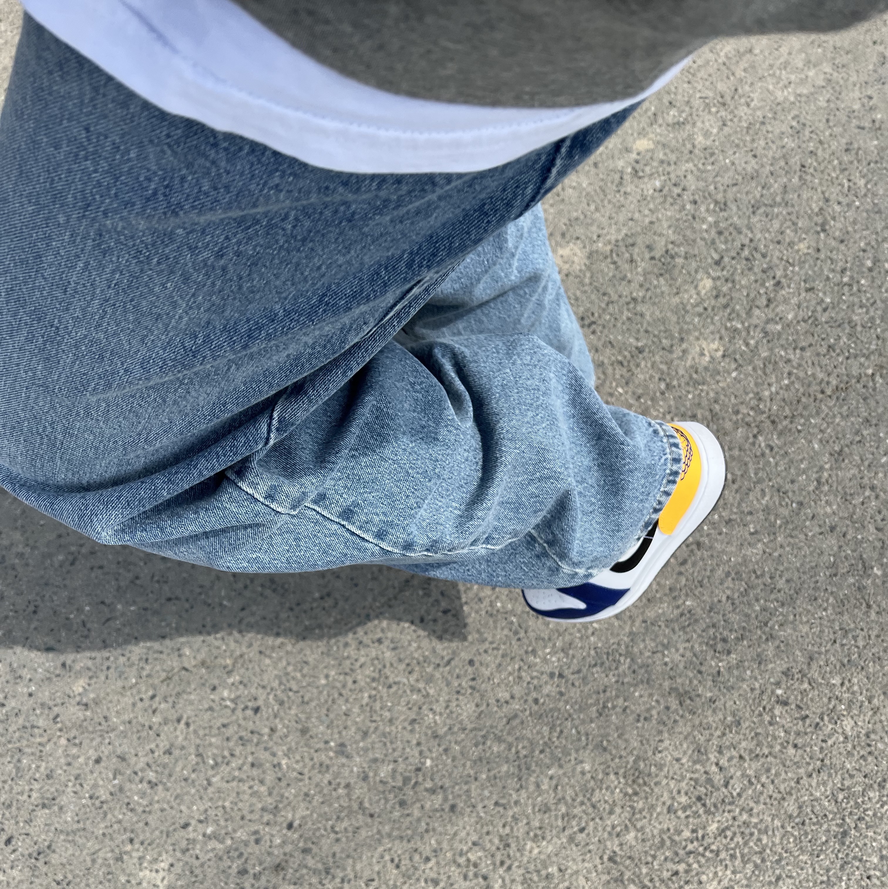 Essentials The Core Collection Crewneck Sweatshirt Dark Oatmeal, Jordan 1 Low Royal Yellow 착용 스타일 - 3