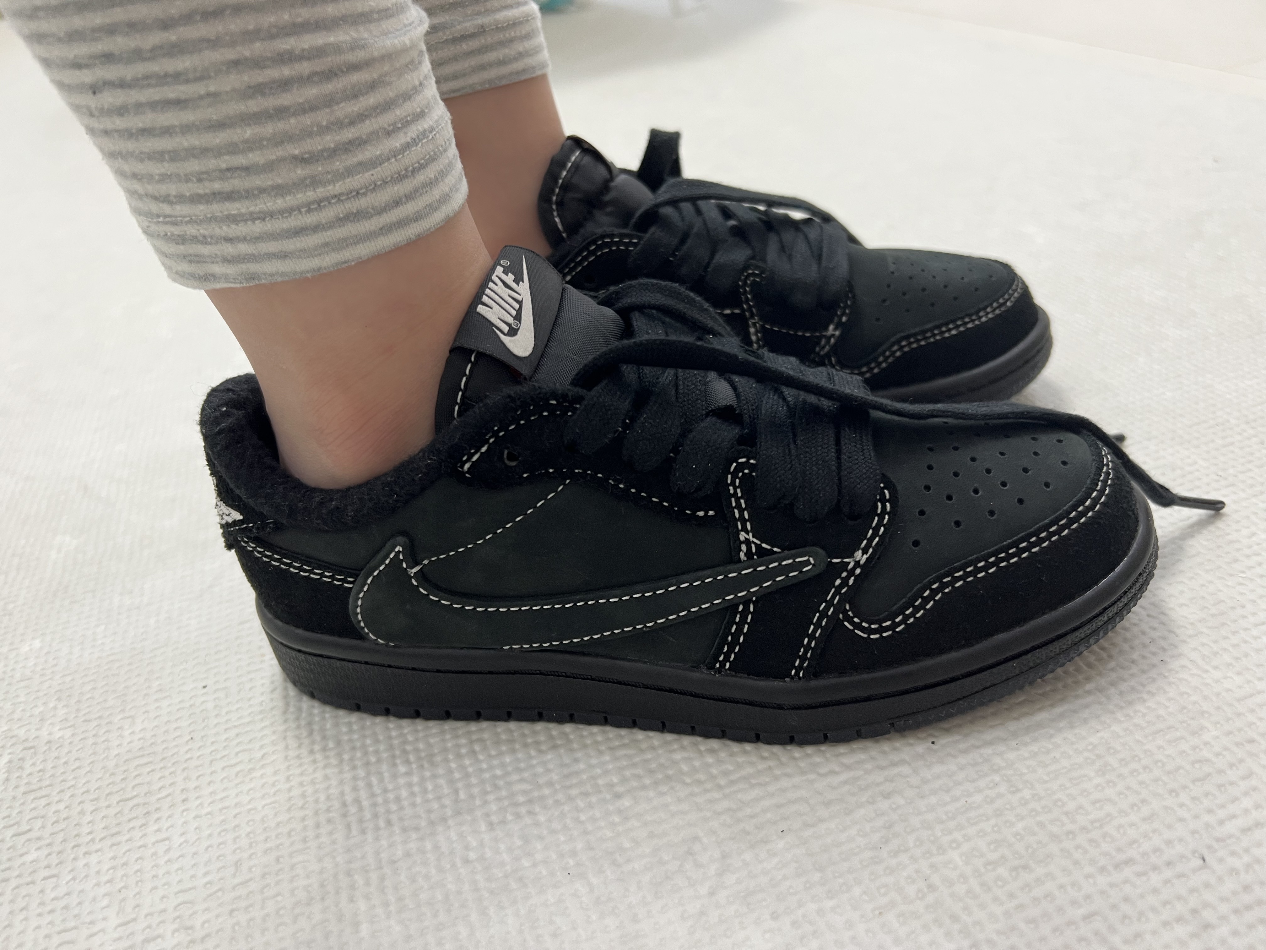 (PS) Jordan 1 x Travis Scott Retro Low OG SP Black Phantom 착용 스타일 - 3