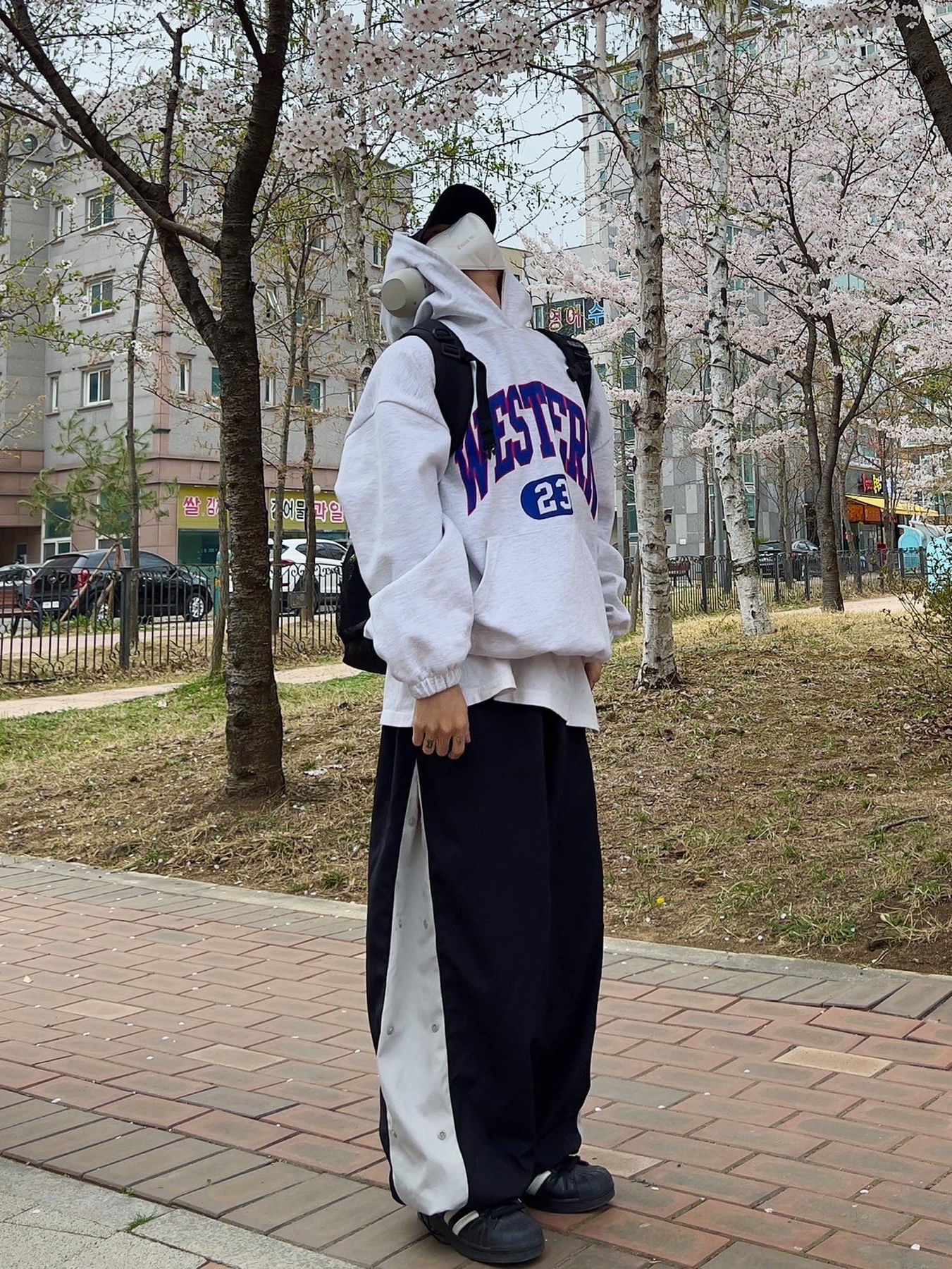 Adidas Superstar Core Black White 착용 스타일 - 3