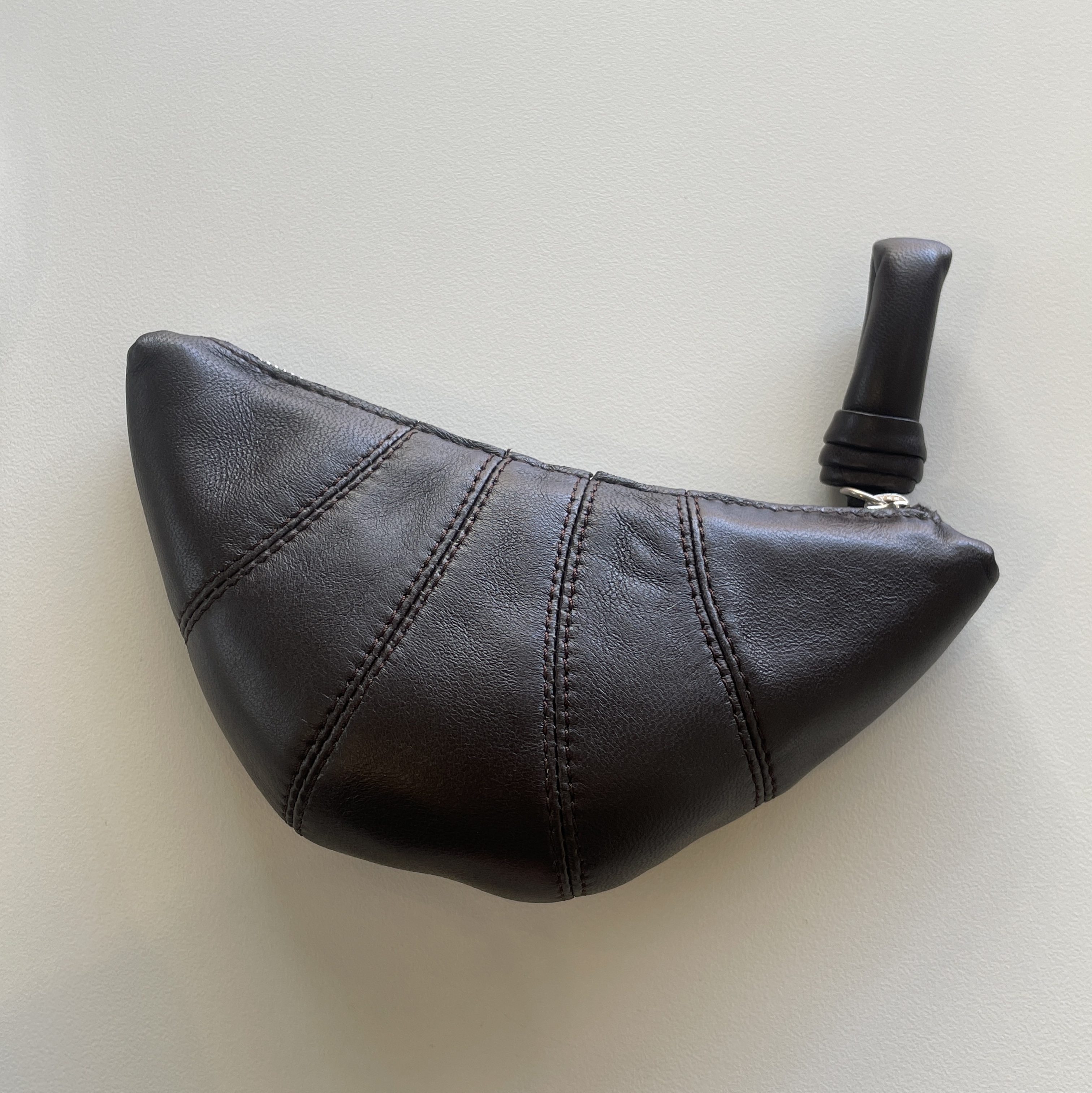 Lemaire Croissant Coin Purse Soft Nappa Leather Dark Chocolate 착용 스타일 - 2