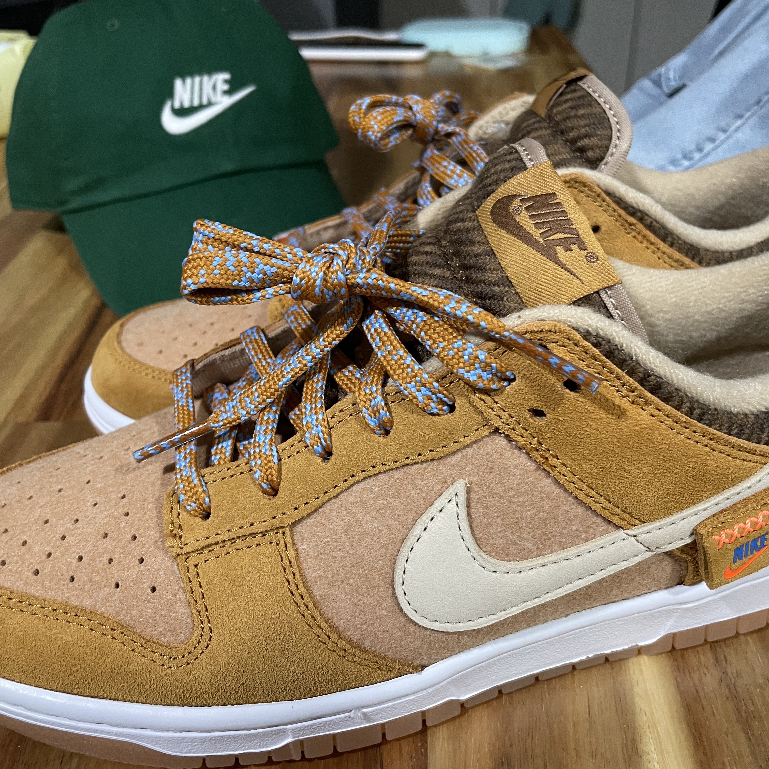 Nike Dunk Low SE Praline Desert Ochre, Nike Heritage 86 Futura Washed Cap Gorge Green 착용 스타일