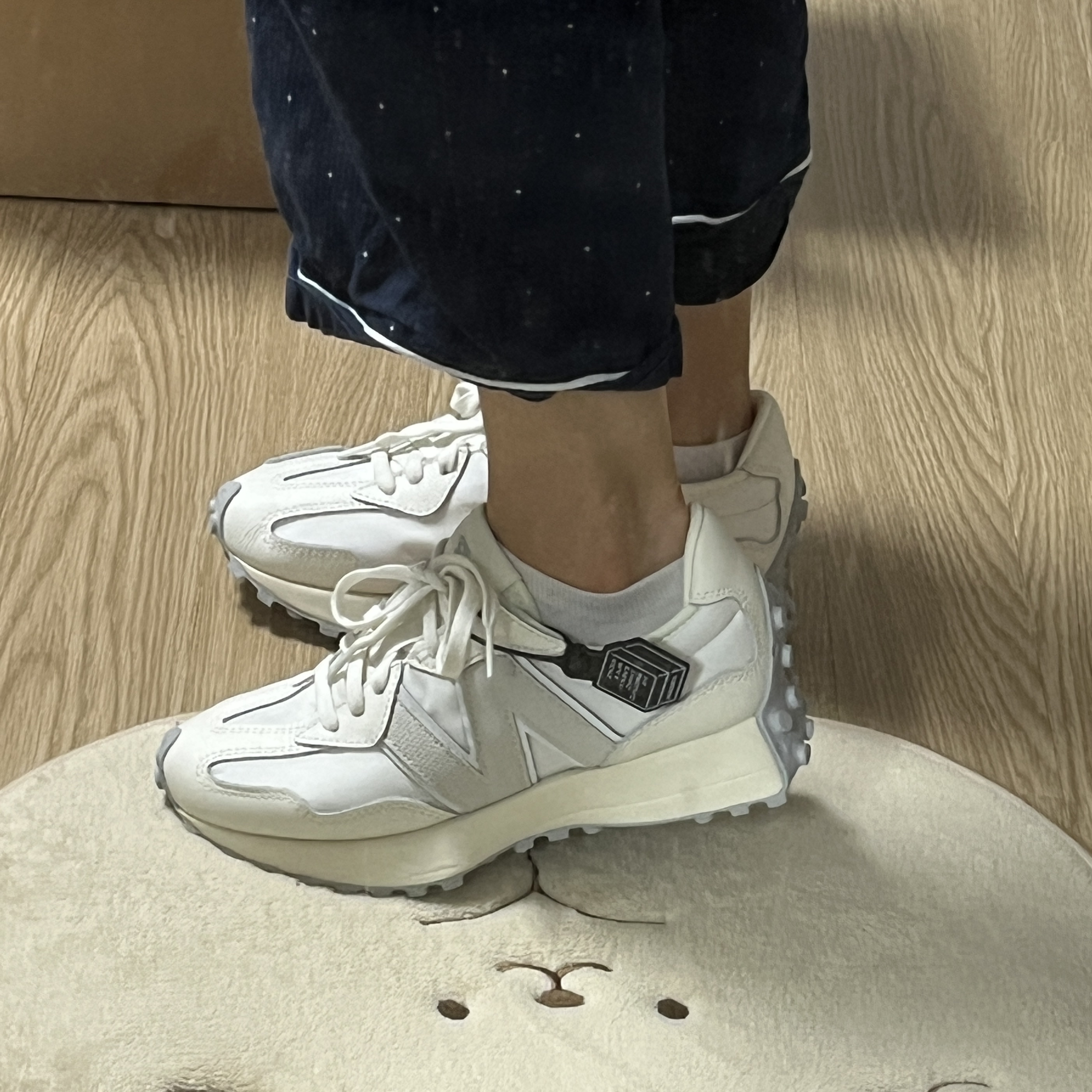 New Balance 327 Shifted White Pack 착용 스타일