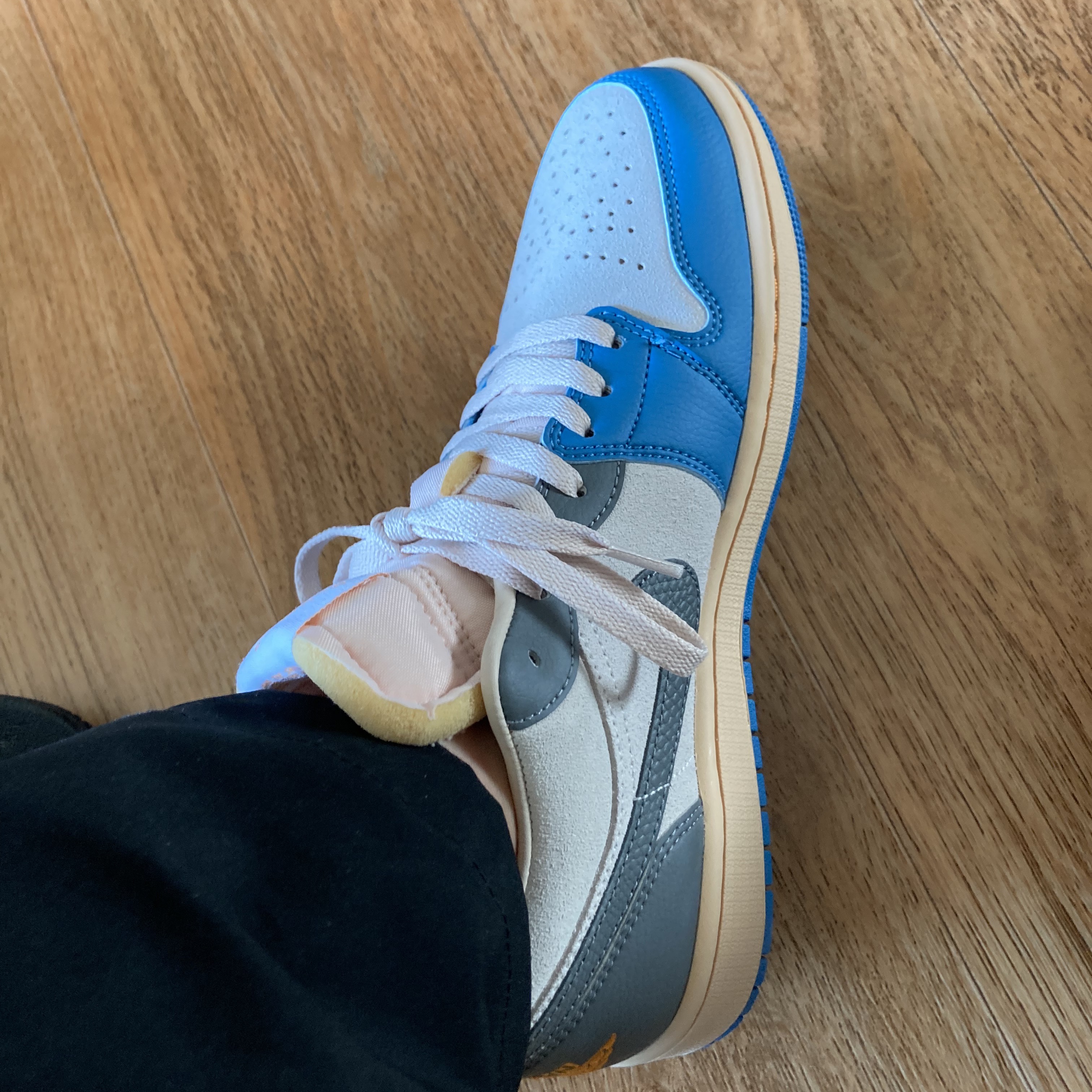 Jordan 1 Low SE Tokyo 96 착용 스타일 - 4