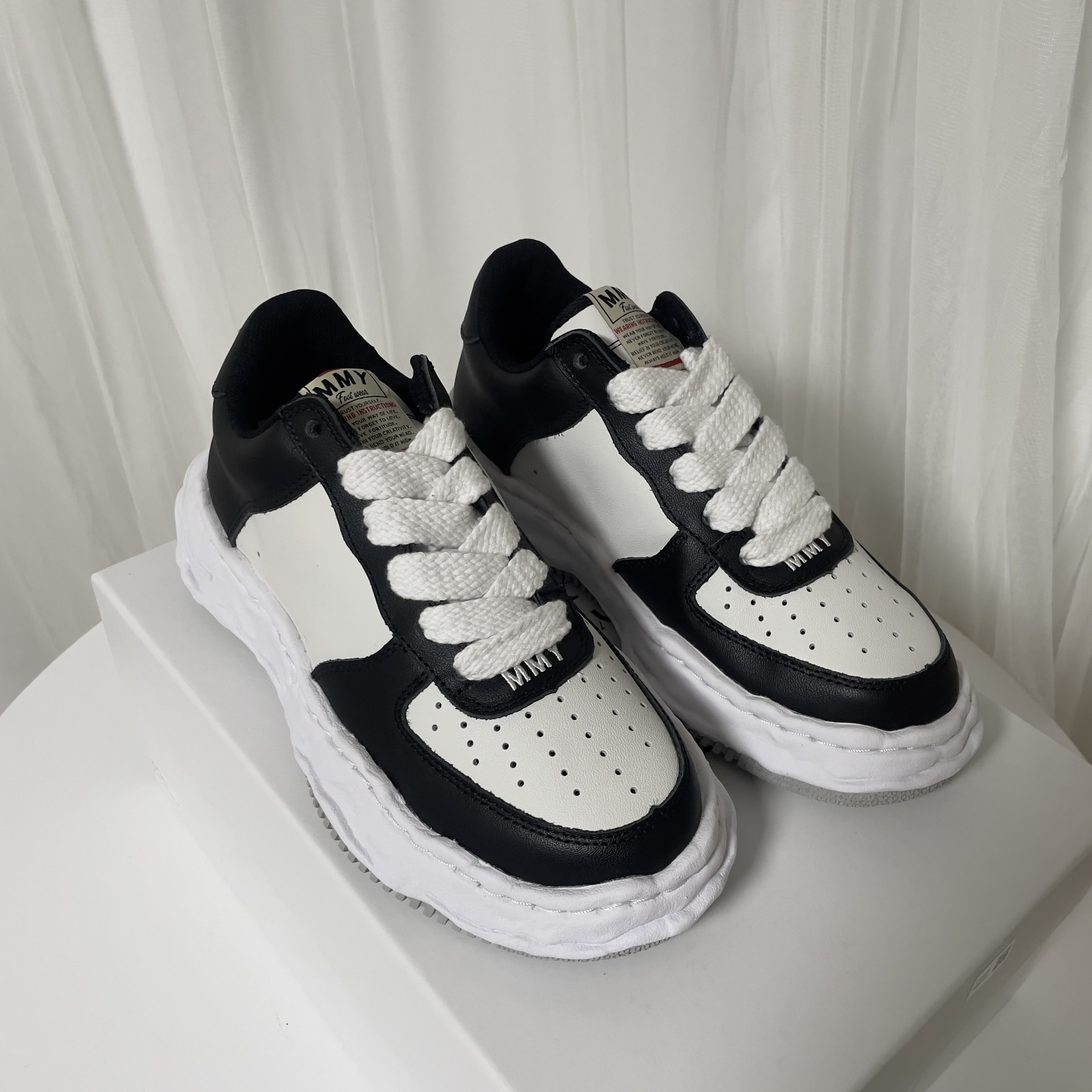 Maison Mihara Yasuhiro Wayne OG Sole Leather Low-top Sneakers Black White 착용 스타일 - 3