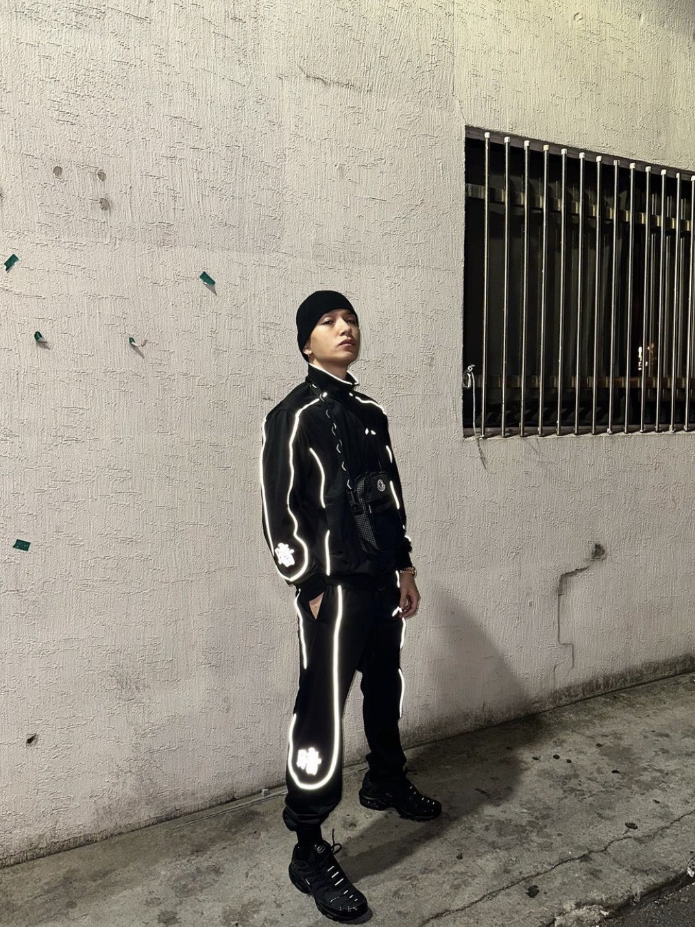 Darkr8m Studio x Hardhitters Refelective Track Top Black, Darkr8m Studio x Hardhitters Refelective Track Pants Black 착용 스타일 - 1