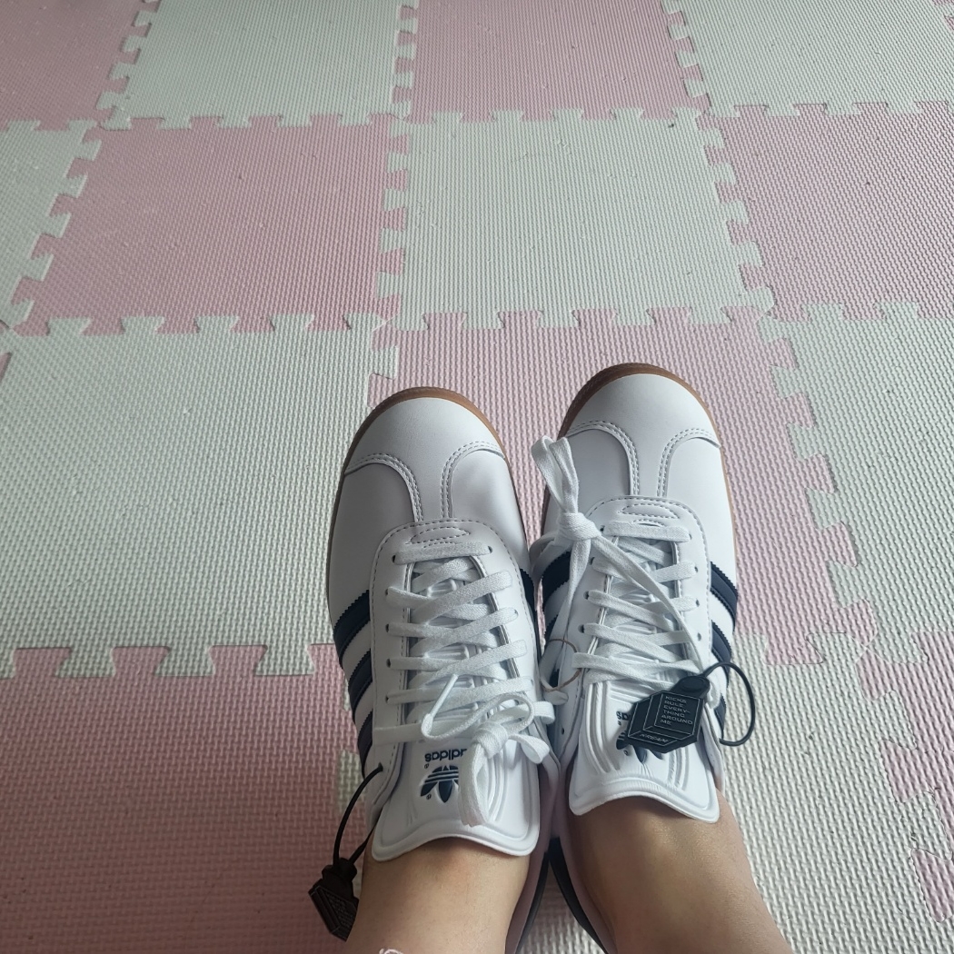Adidas Gazelle White Collegiate Navy 착용 스타일