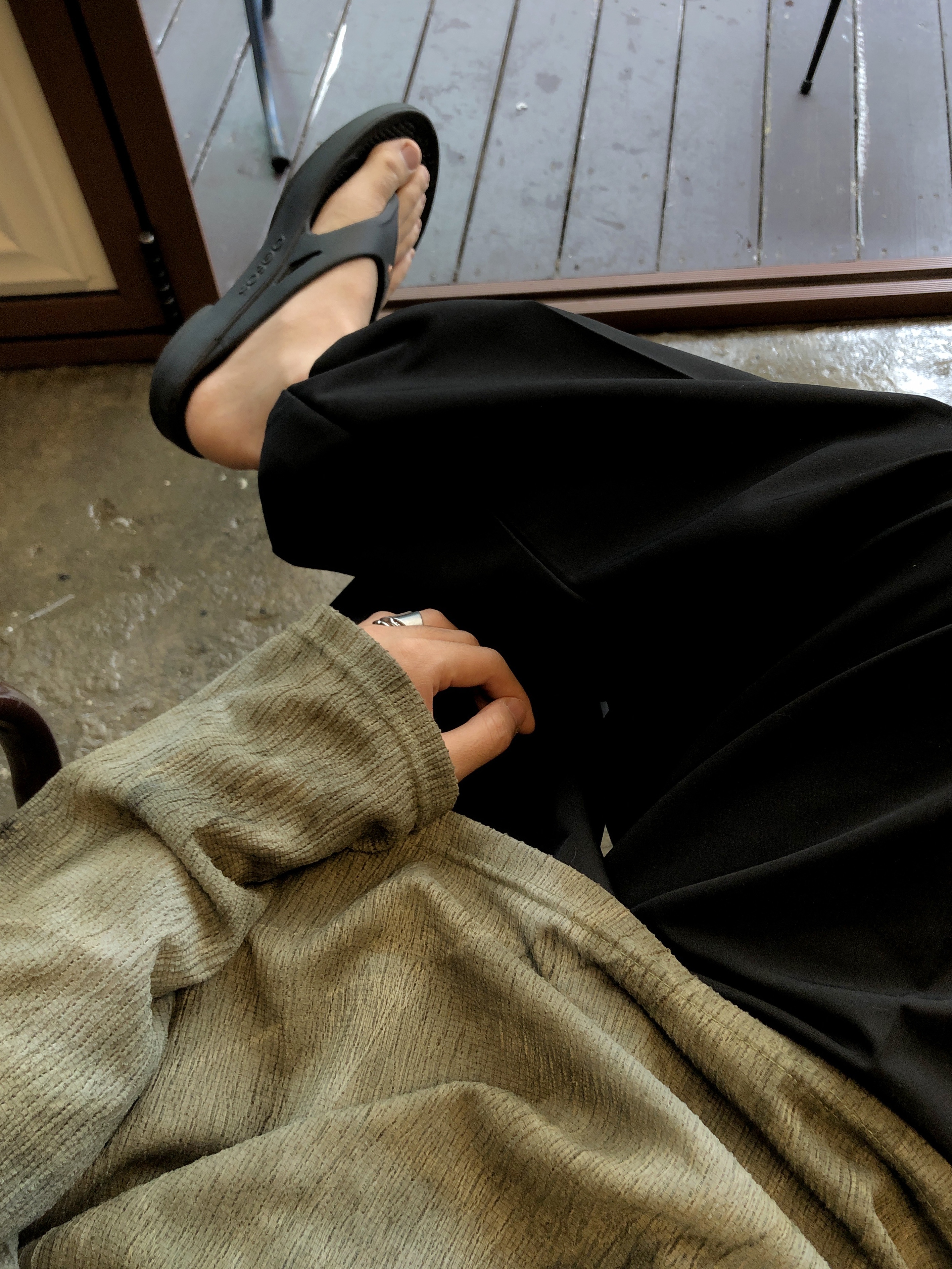 Oofos x Andersson Bell OOriginal Sandal 착용 스타일 - 3