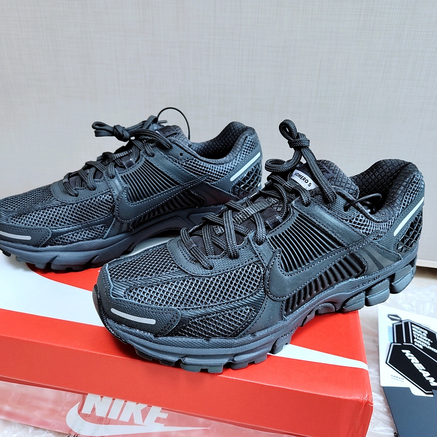 Nike Zoom Vomero 5 SP Anthracite 2023 착용 스타일 - 4