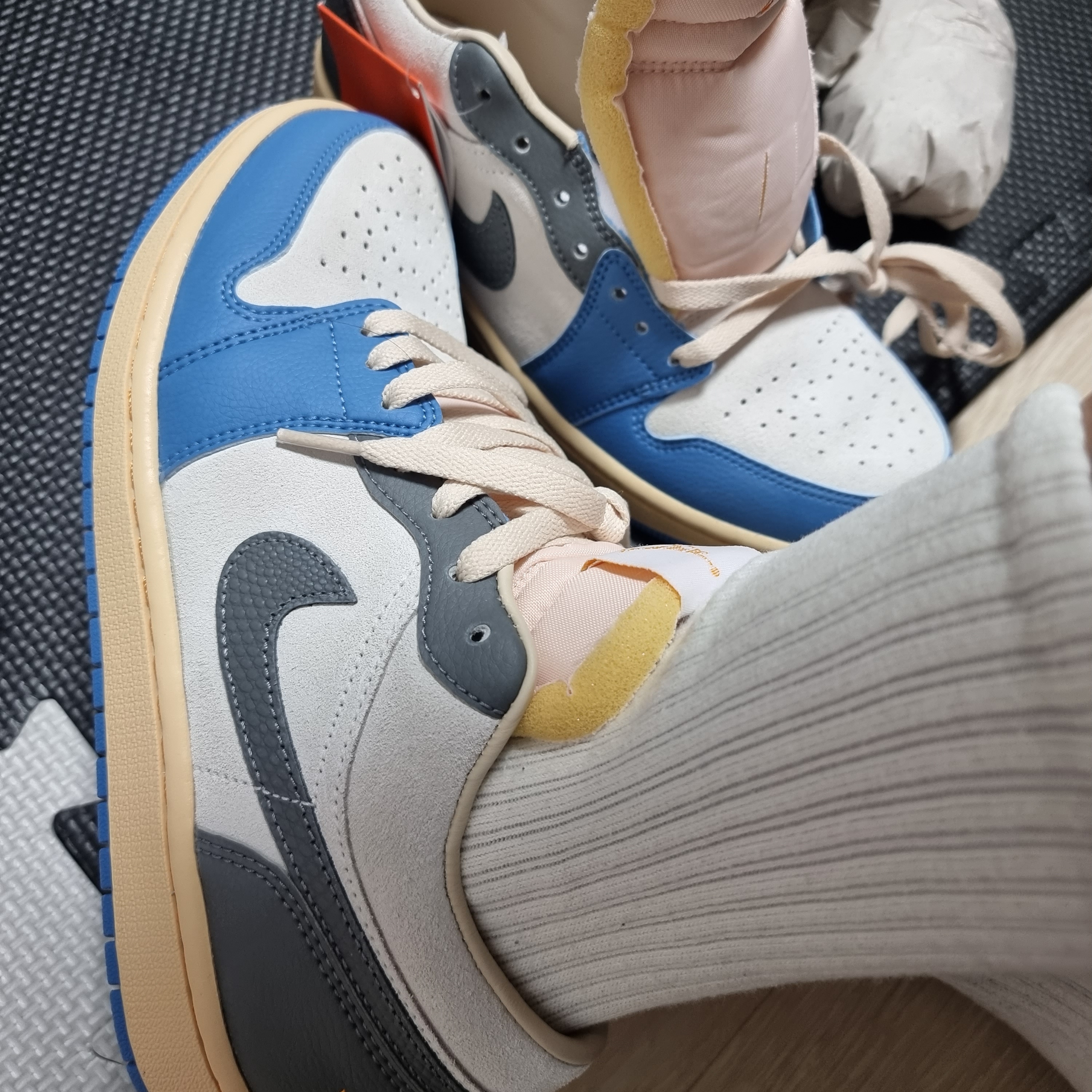 Jordan 1 Low SE Tokyo 96 착용 스타일 - 1