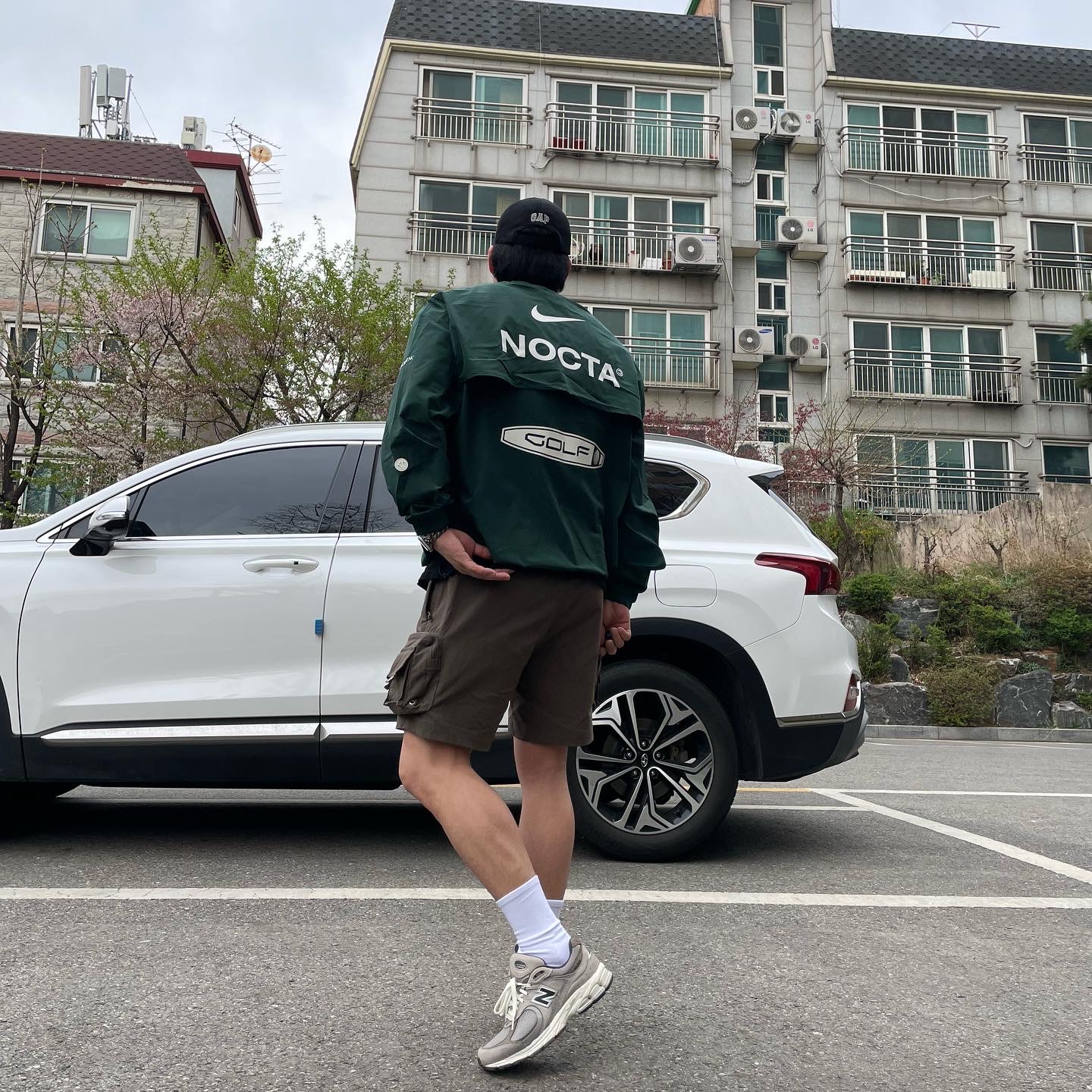 Nike x Drake Nocta Golf Crewneck Top Green - US/EU, Nike ACG Cargo Shorts Ironstone - Asia 착용 스타일 - 2