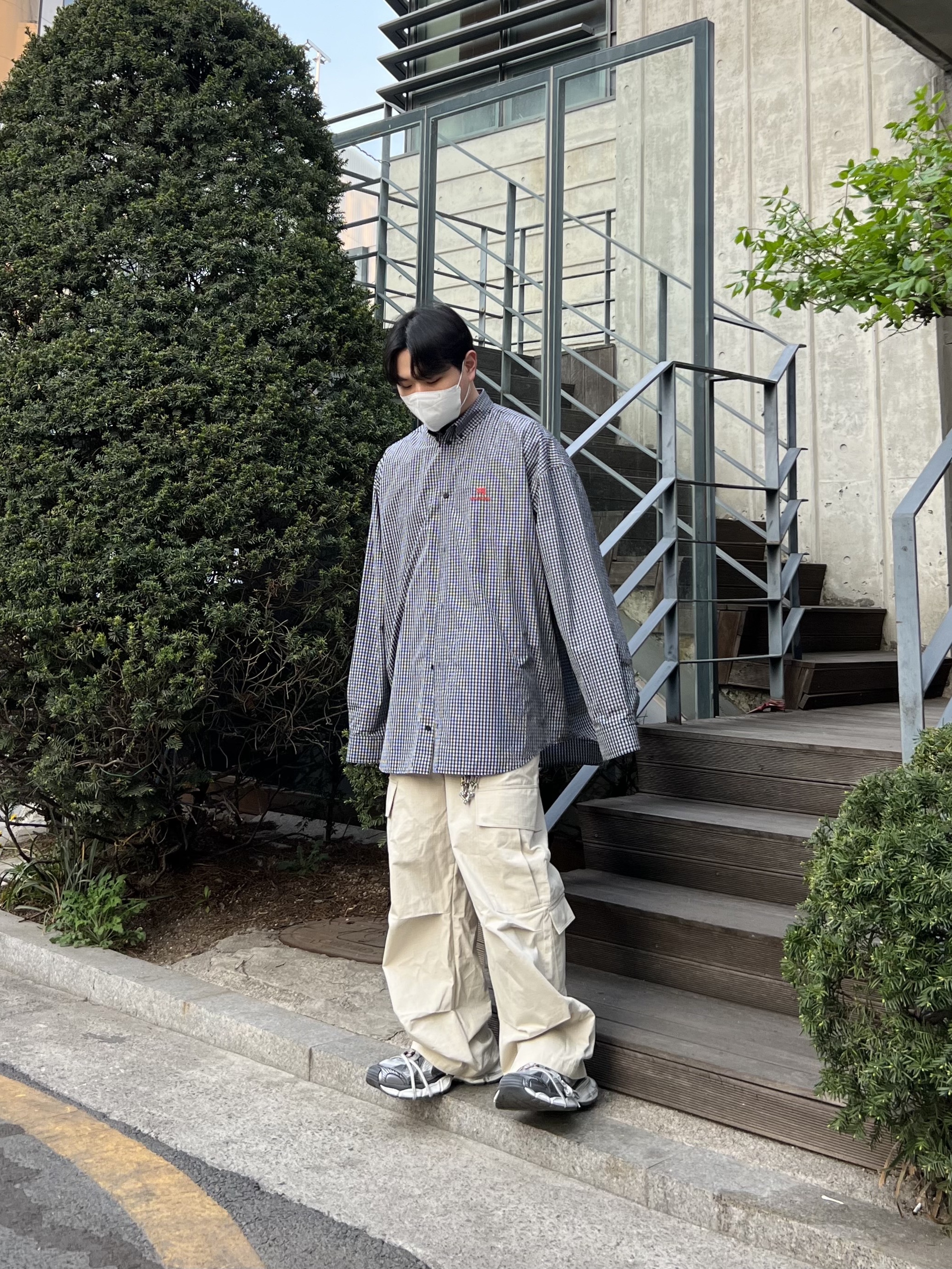 Balenciaga Micro Check Mix Poplin Sporty B Cosy Shirt Black White, Balenciaga 3XL Sneakers Grey White Red 착용 스타일