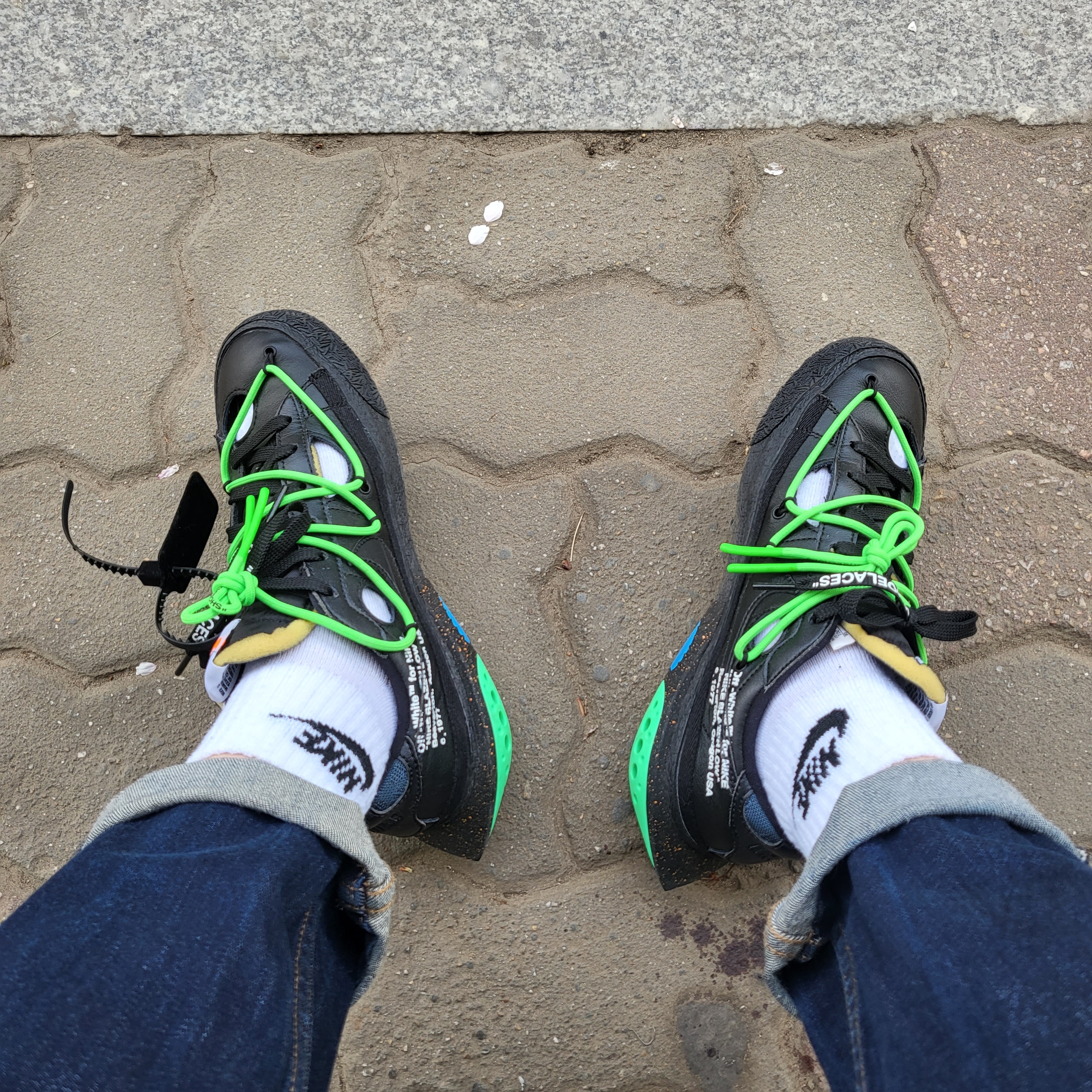 Nike x Off-White Blazer Low '77 Black and Electro Green 착용 스타일