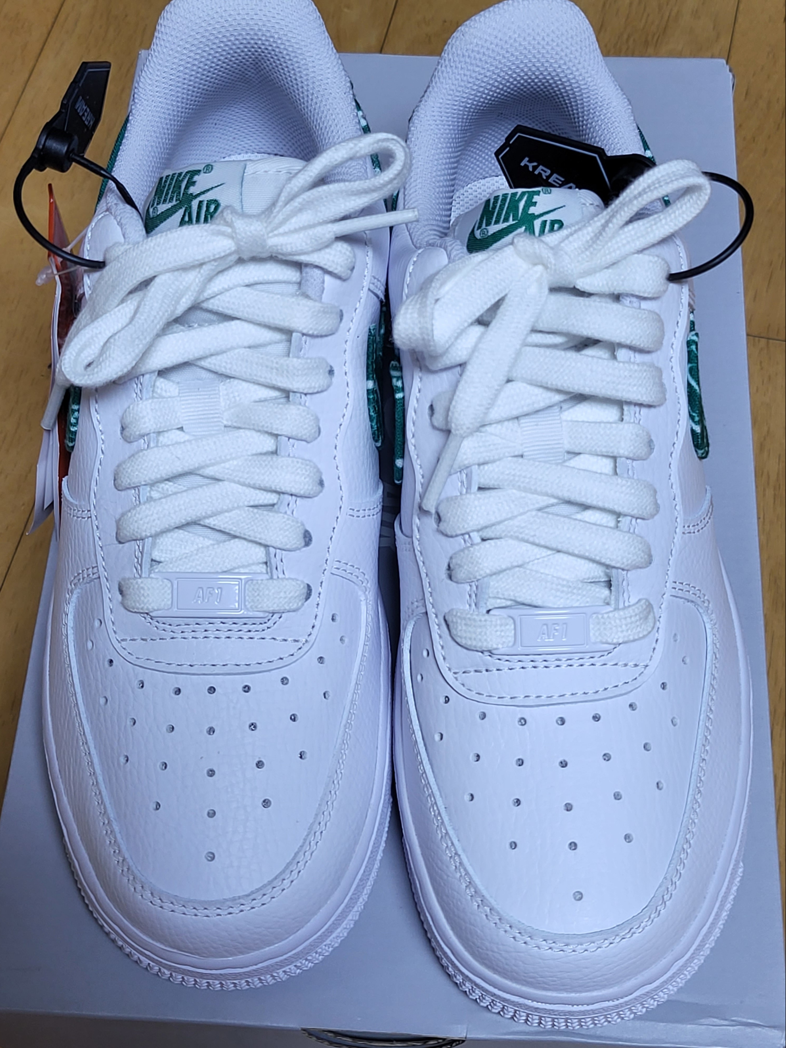 (W) Nike Air Force 1 '07 Essential Paisley Swoosh White Malachite 착용 스타일 - 1