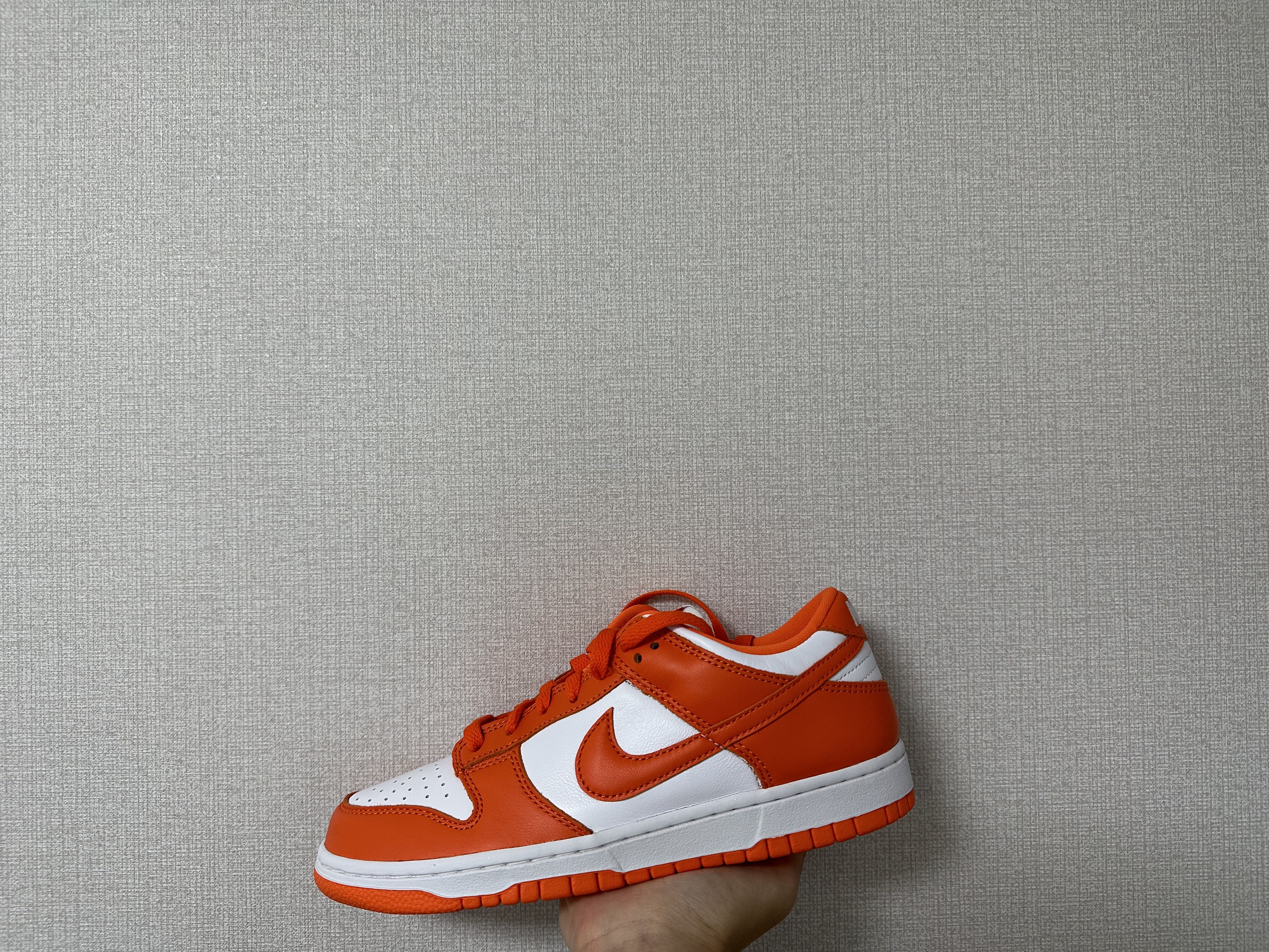 Nike Dunk Low SP Syracuse 2022, (W) Adidas Gazelle Indoor Bold Orange Cloud White 착용 스타일 - 2