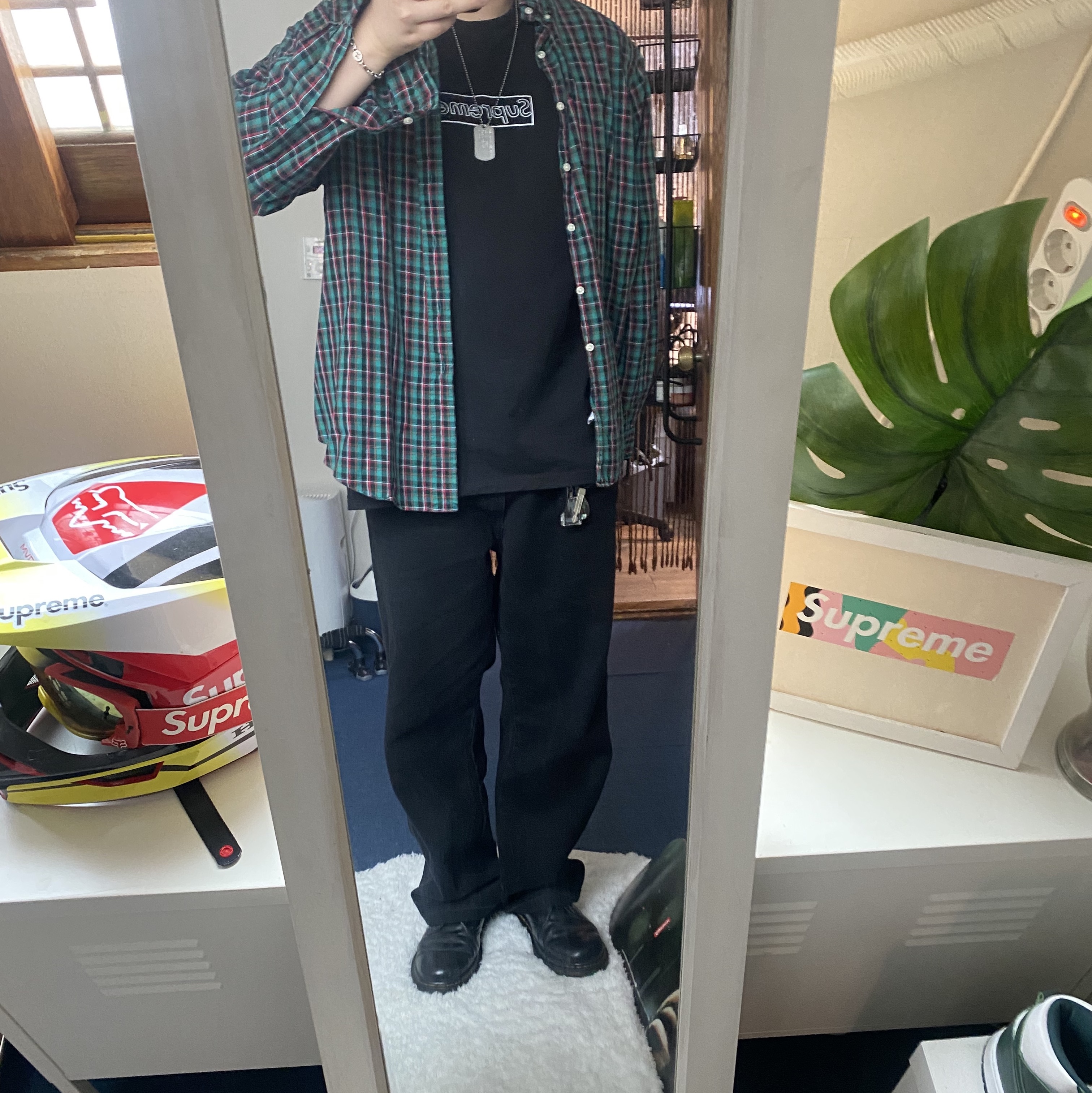 Supreme x Kaws Chalk Logo T-Shirt Black - 21SS, Supreme x Honda x Fox Racing V1 Helmet Red - 19FW 착용 스타일