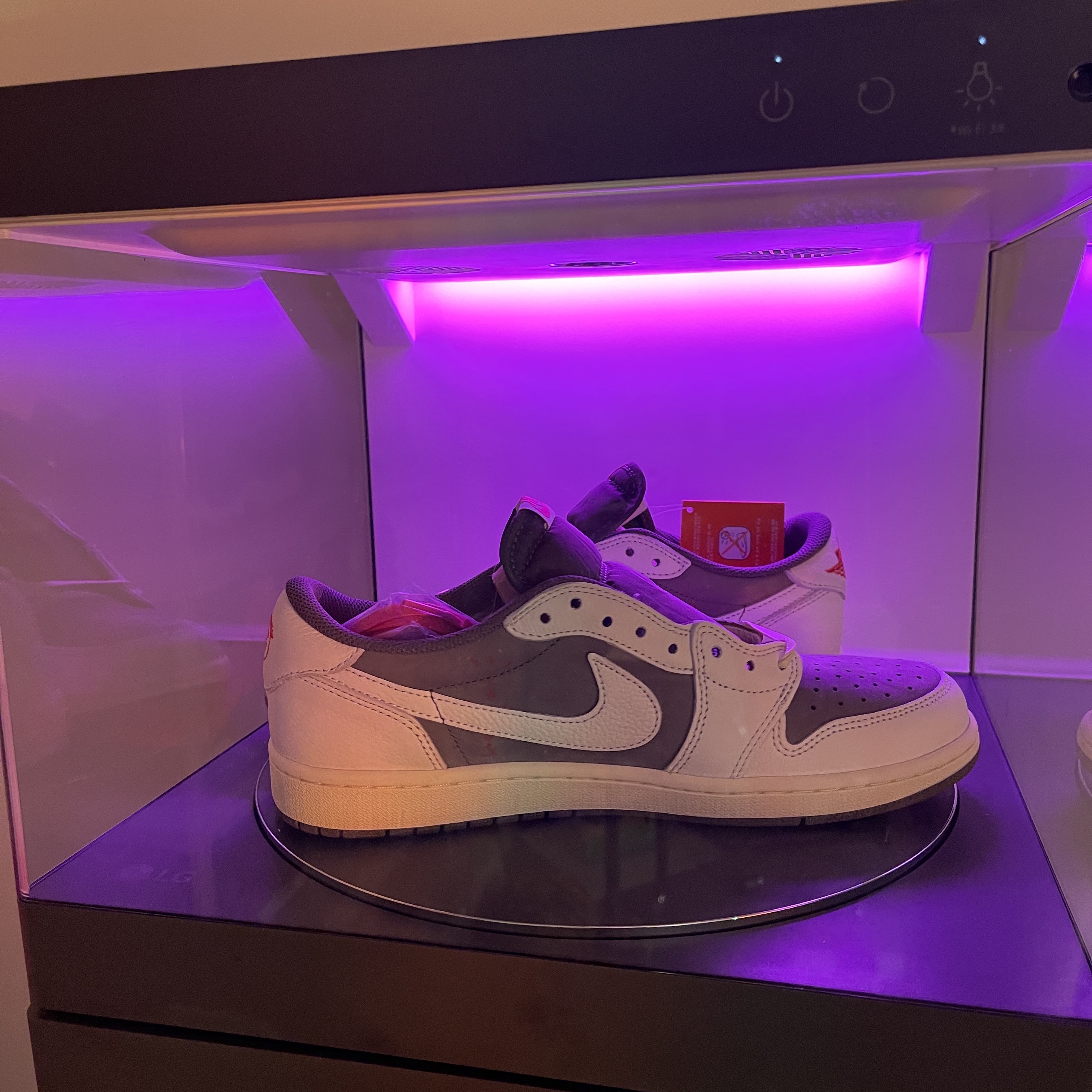 Jordan 1 x Travis Scott Retro Low OG SP Sail and Ridgerock 착용 스타일