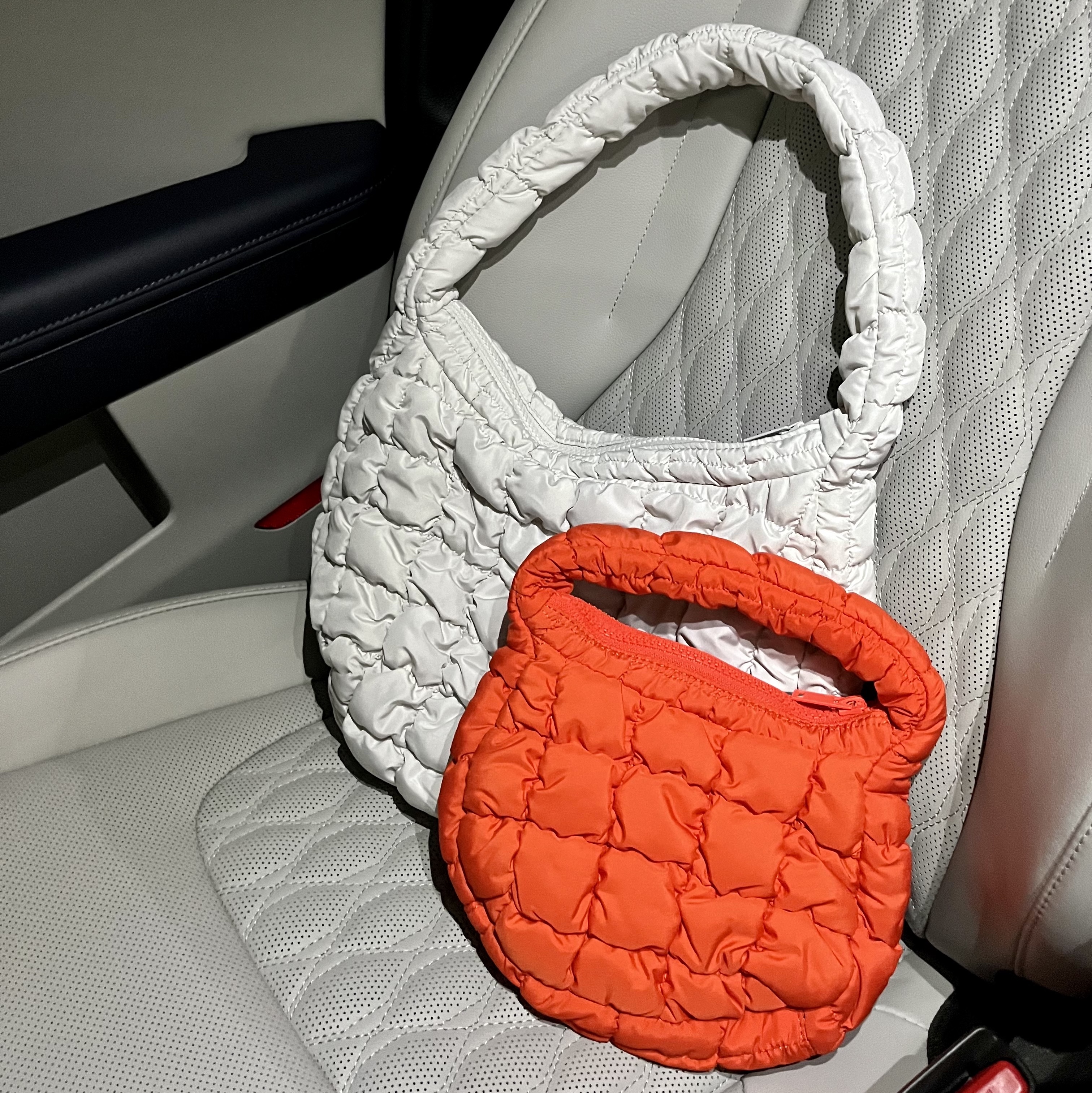 COS Quilted Mini Bag Light Grey, COS Quilted Micro Bag Orange 착용 스타일 - 1