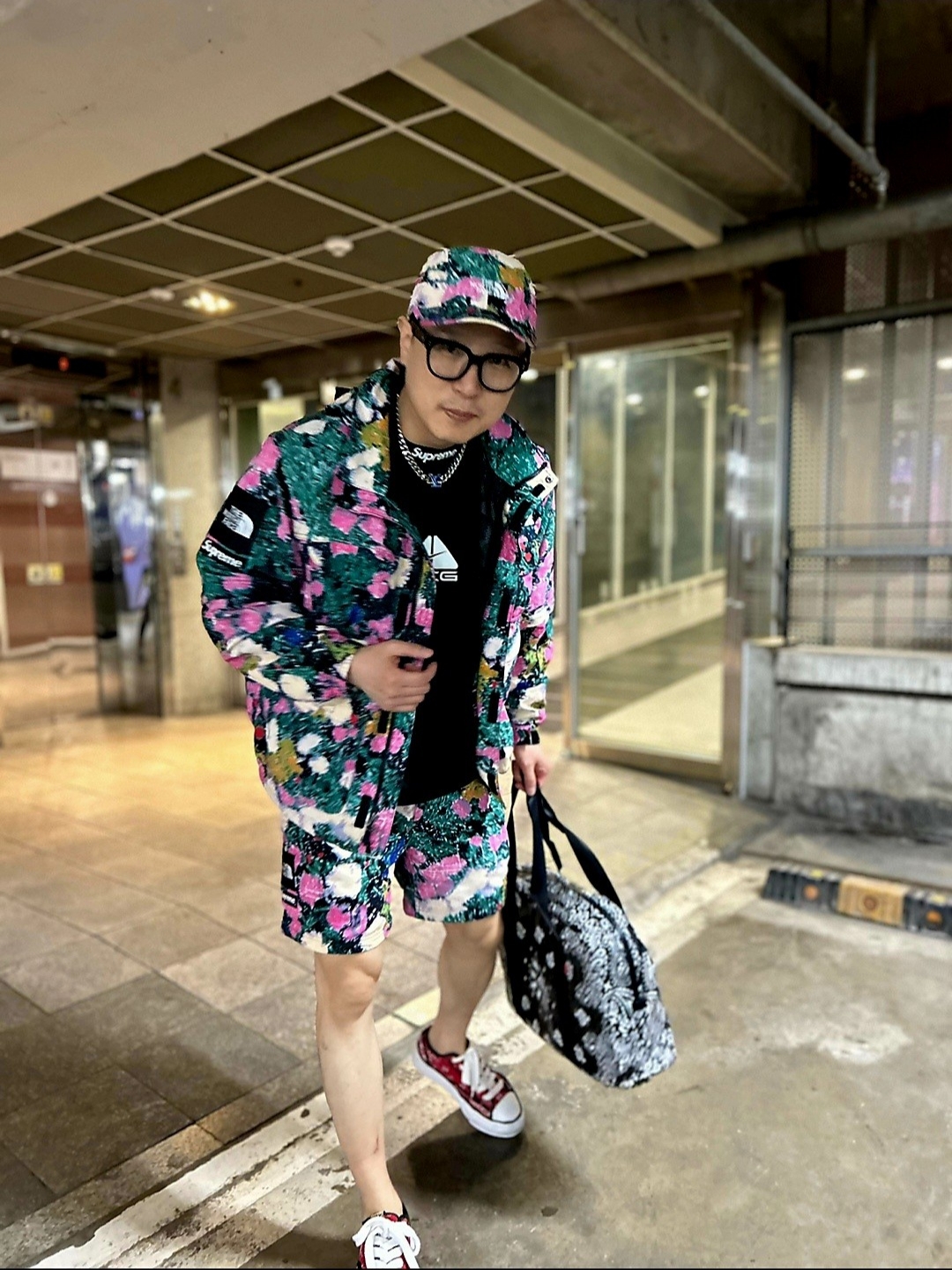Supreme x The North Face Trekking Convertible Jacket Flowers - 22SS, Supreme x The North Face Trekking Zip-Off Belted Pants Flowers - 22SS 착용 스타일 - 1