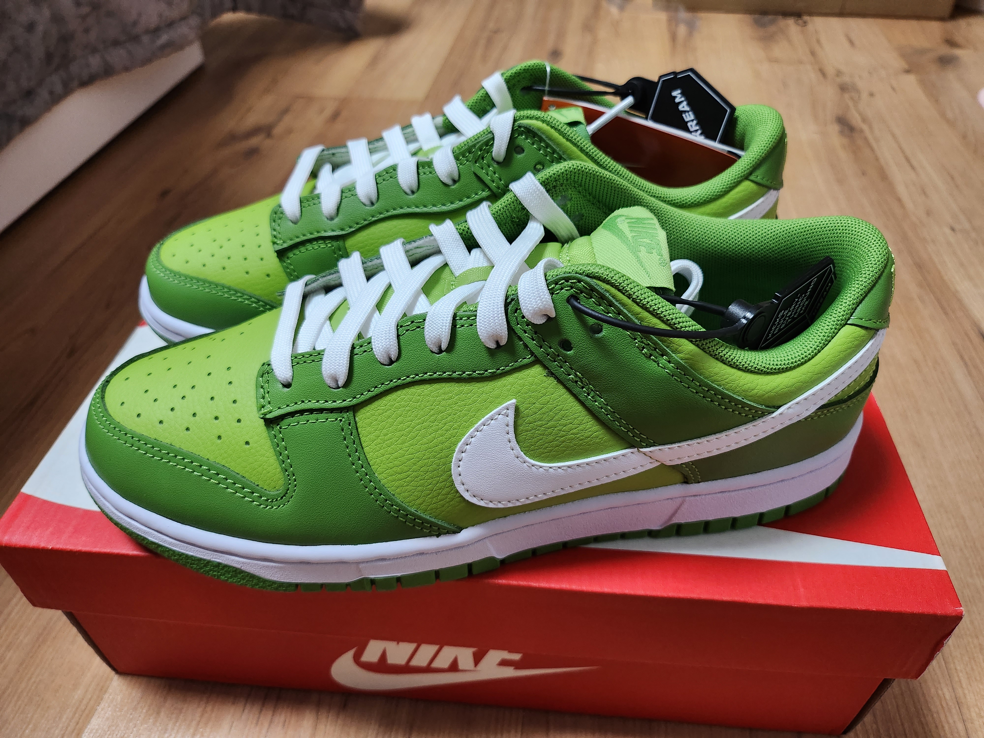 Nike Dunk Low Retro Vivid Green 착용 스타일 - 1