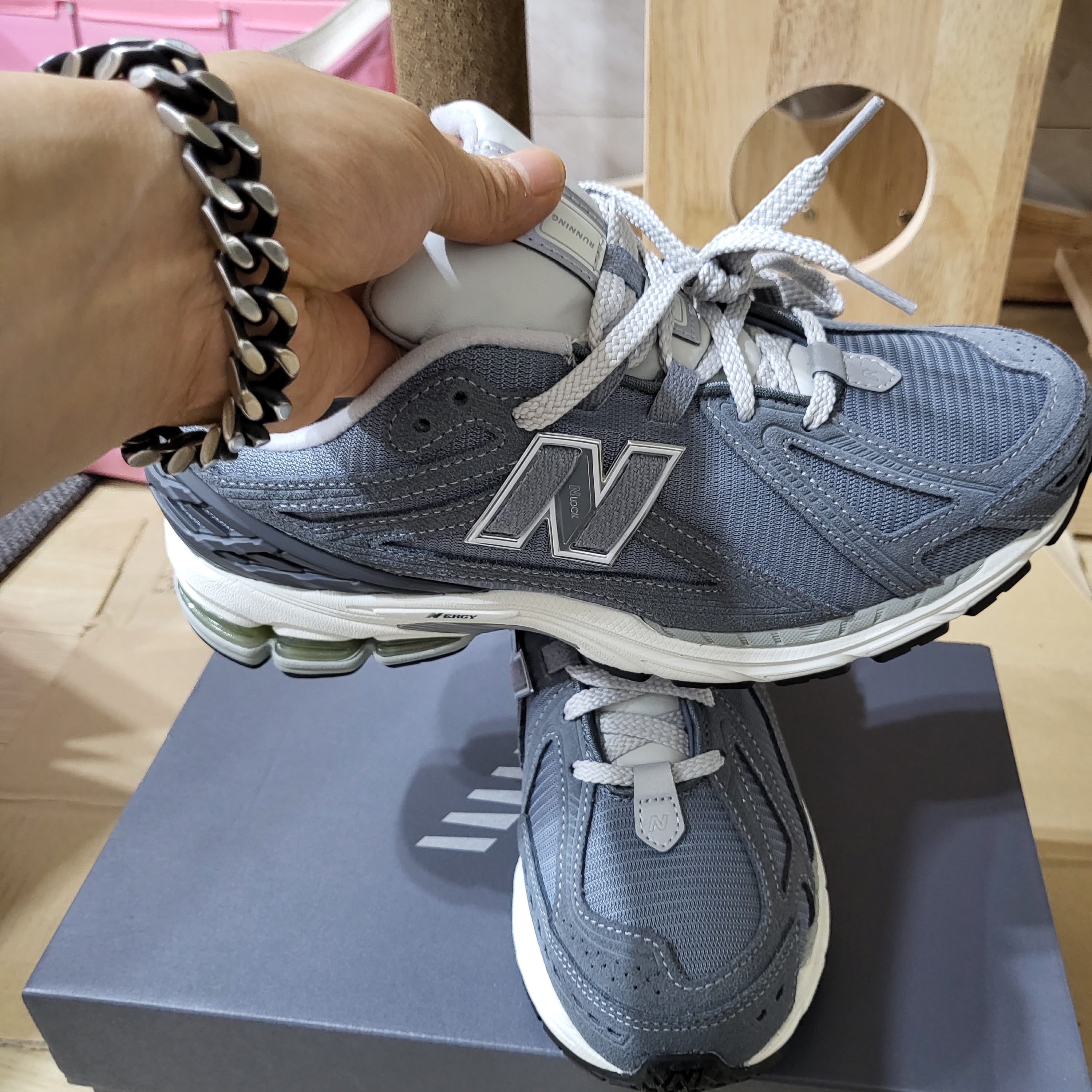 New Balance 1906R Titanium Grey Matter 착용 스타일 - 1