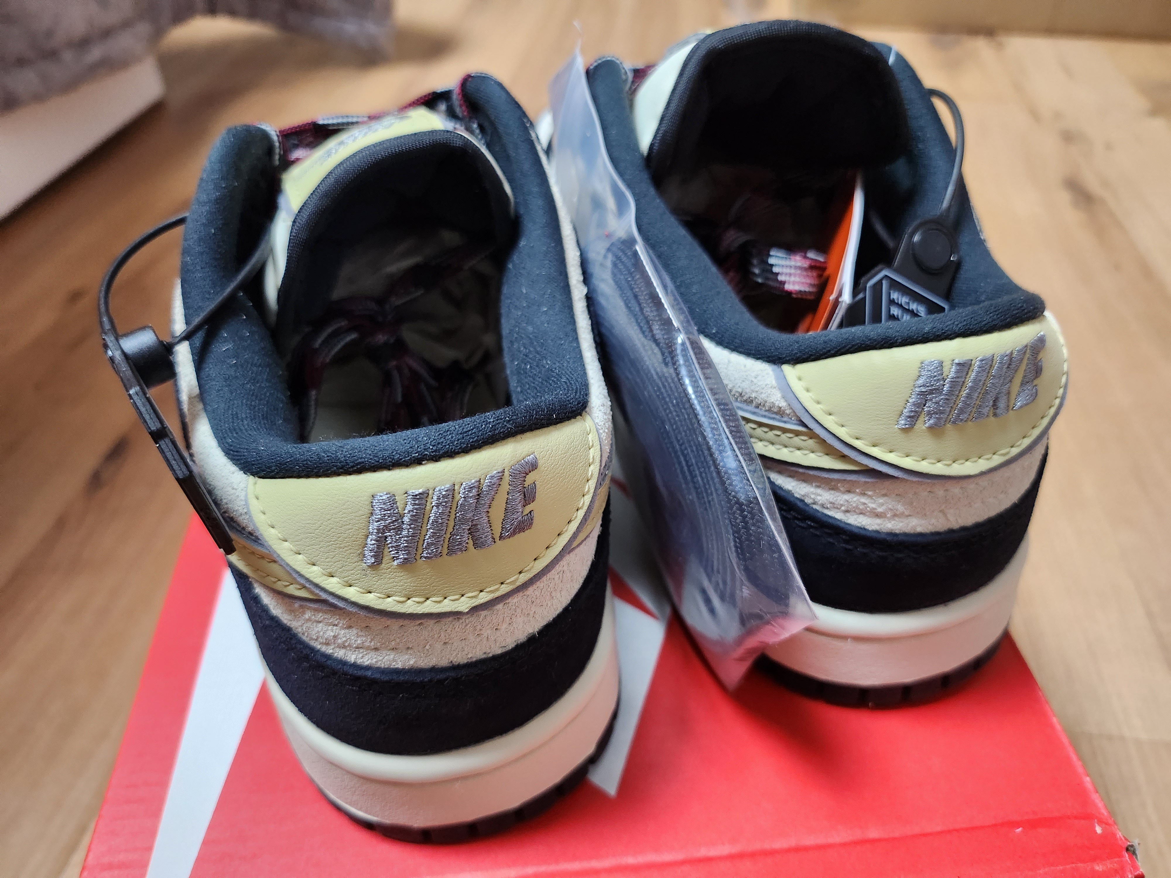 (W) Nike Dunk Low LX Black Suede 착용 스타일 - 3