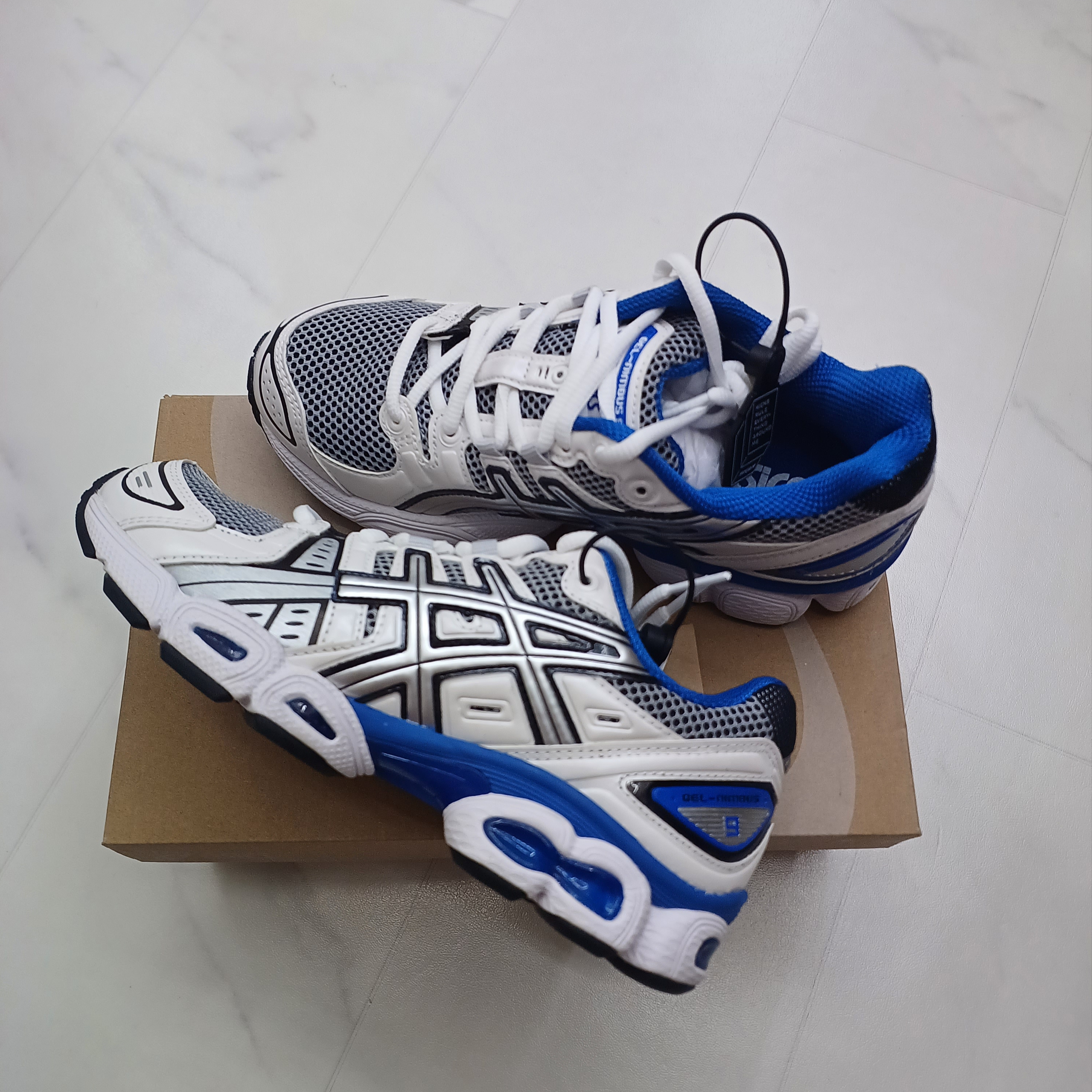 Asics Gel-Nimbus 9 White Lake Drive 착용 스타일 - 2