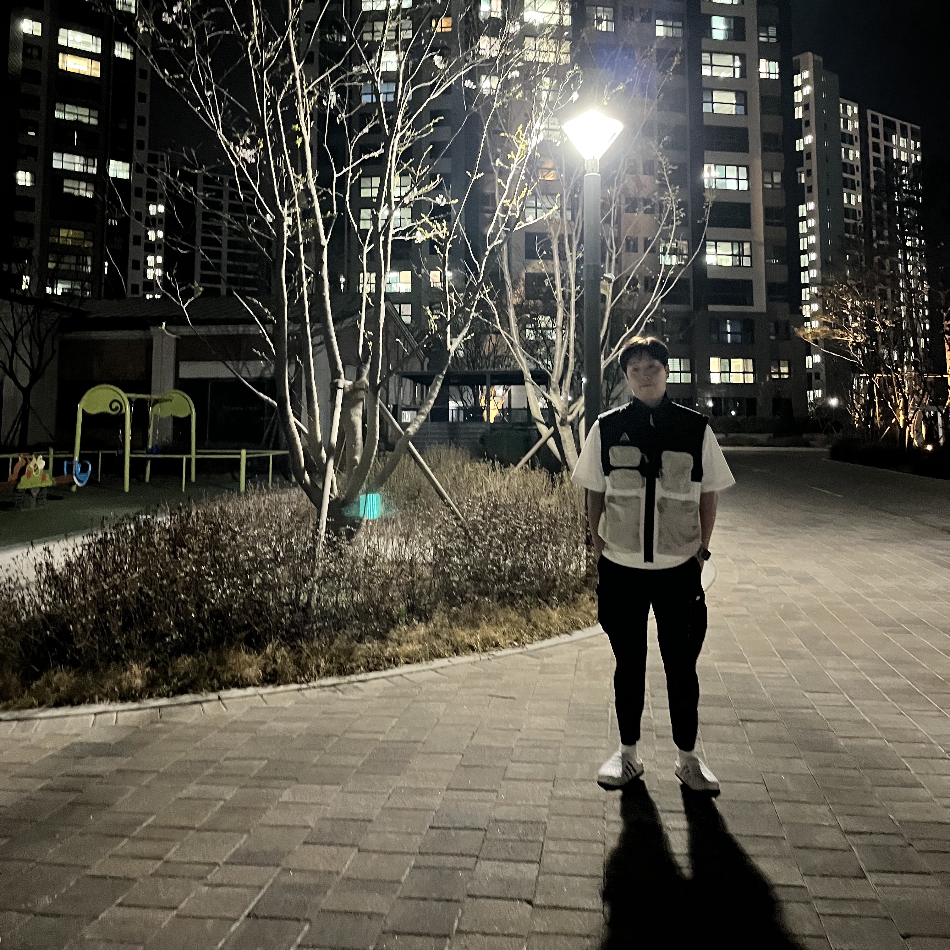 Nike ACG Utility Vest Black Summit White - Asia 착용 스타일 - 3