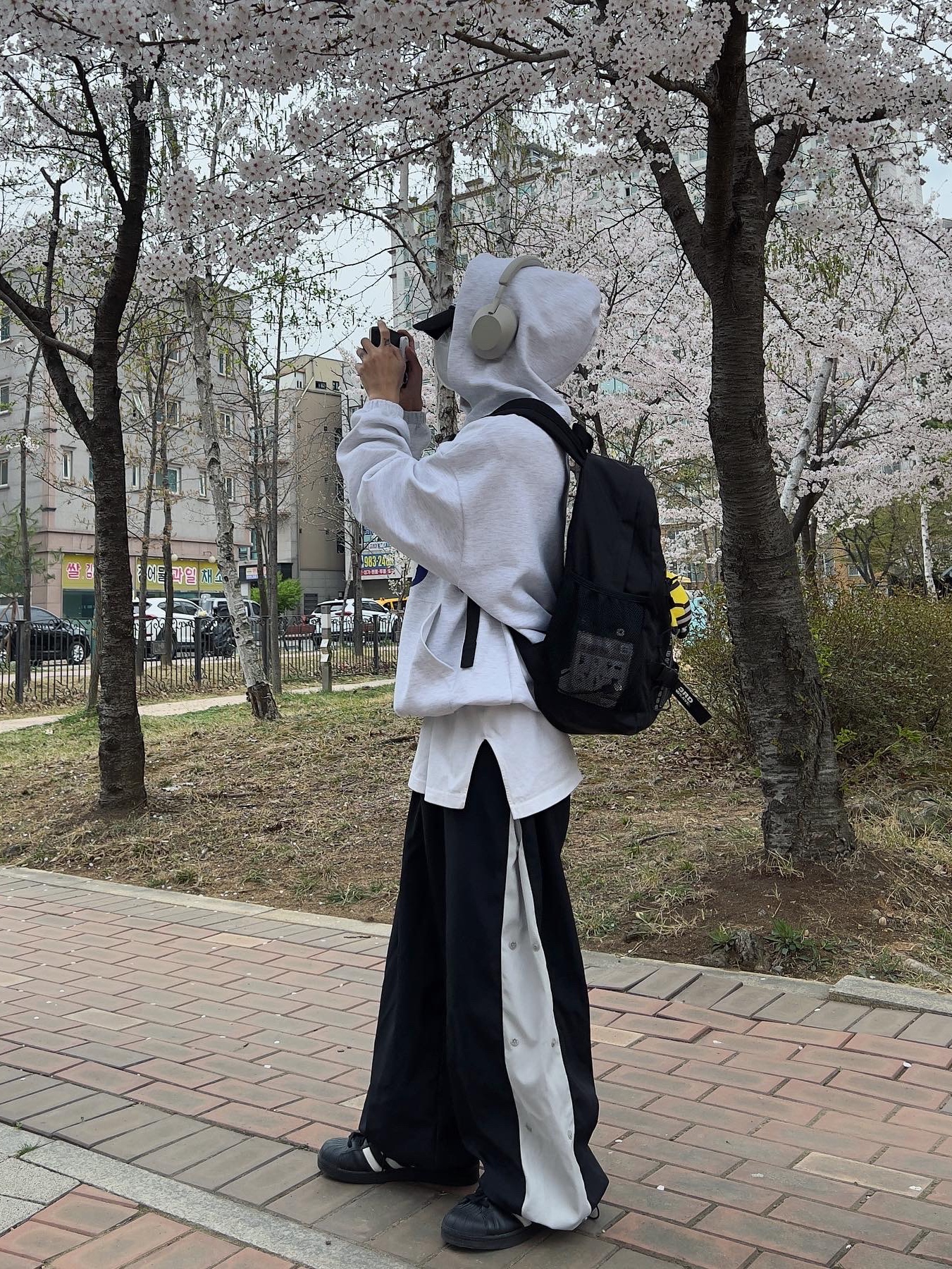 Adidas Superstar Core Black White 착용 스타일 - 4
