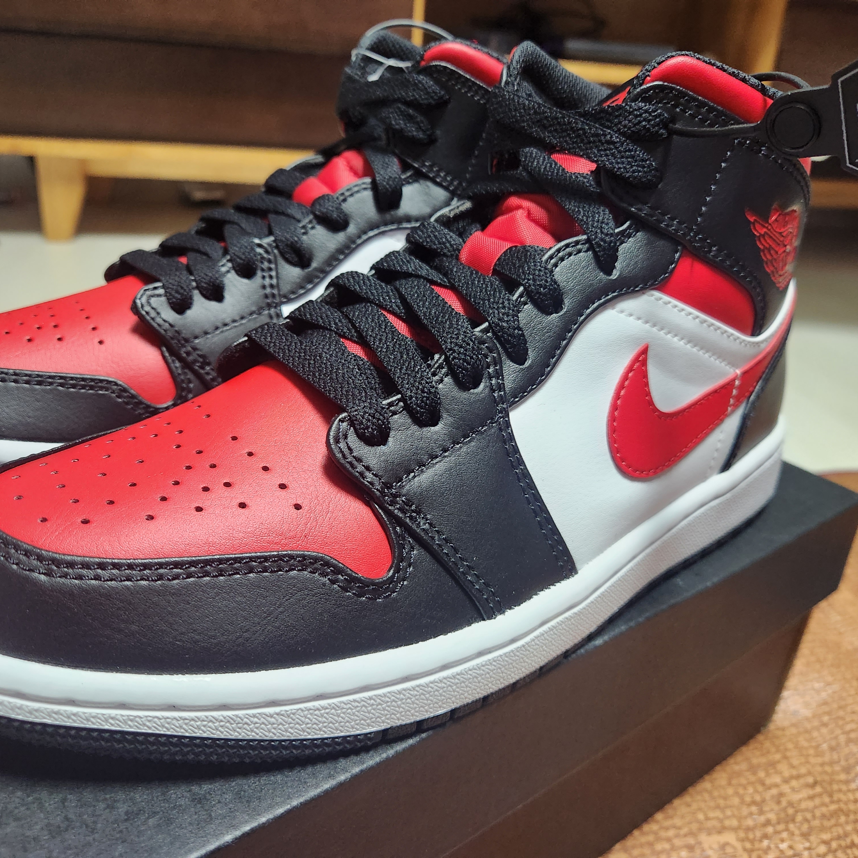 Jordan 1 Mid Black Fire Red 착용 스타일