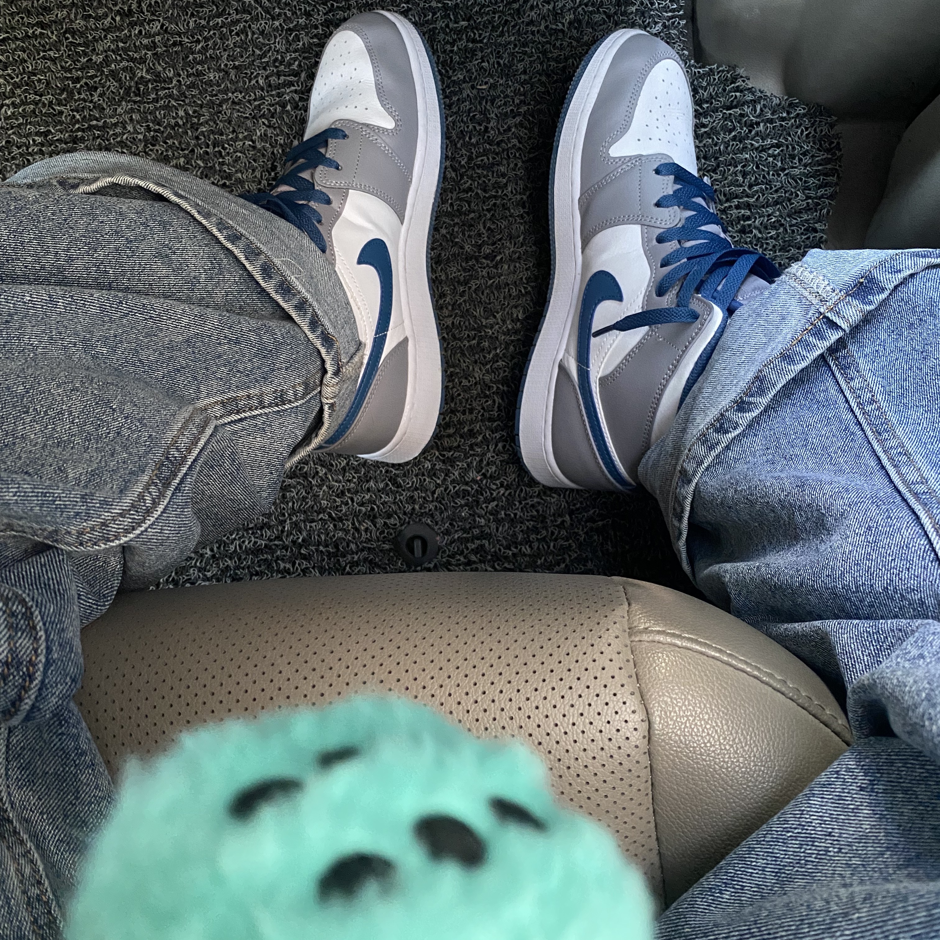 Stussy Fuzzy Dice Keychain Teal, (GS) Jordan 1 Mid Cement Grey True Blue 착용 스타일