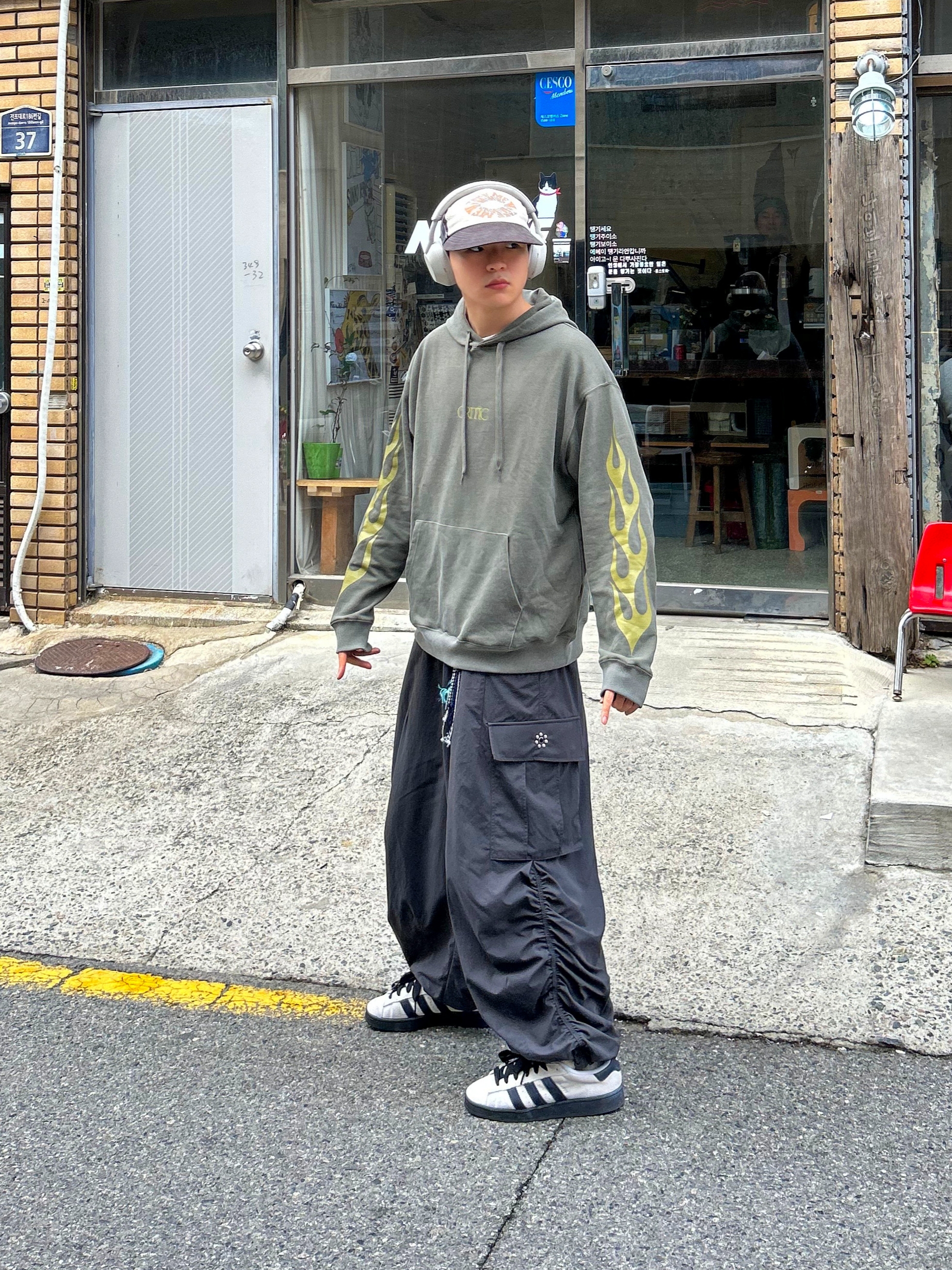 Adidas Campus 00s Cloud White Core Black, Sony WH-1000XM4 Platinum Silver (Korean Ver.) 착용 스타일 - 1