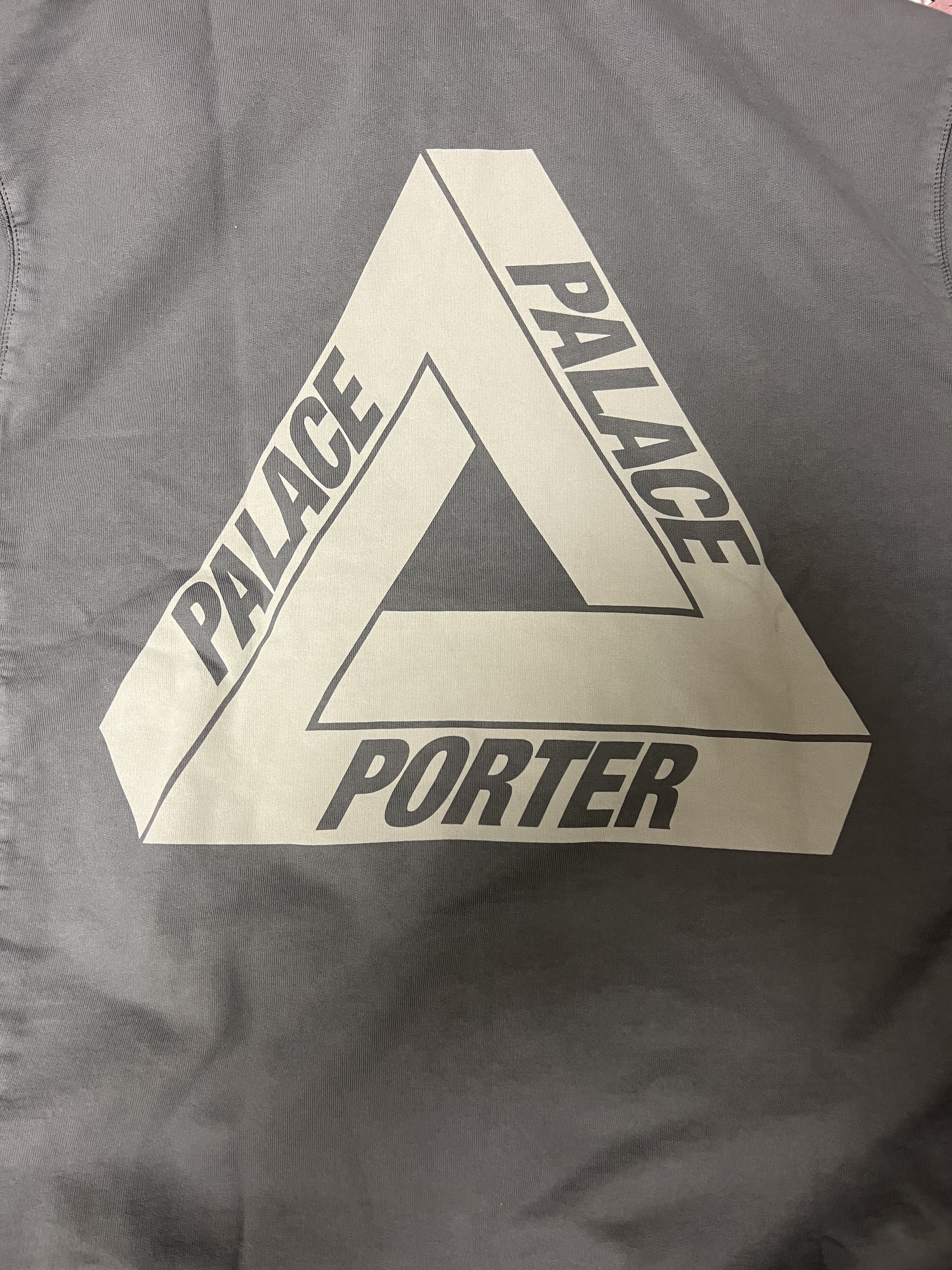 Palace x Porter Tri-Ferg Hoodie Gray 착용 스타일 - 2