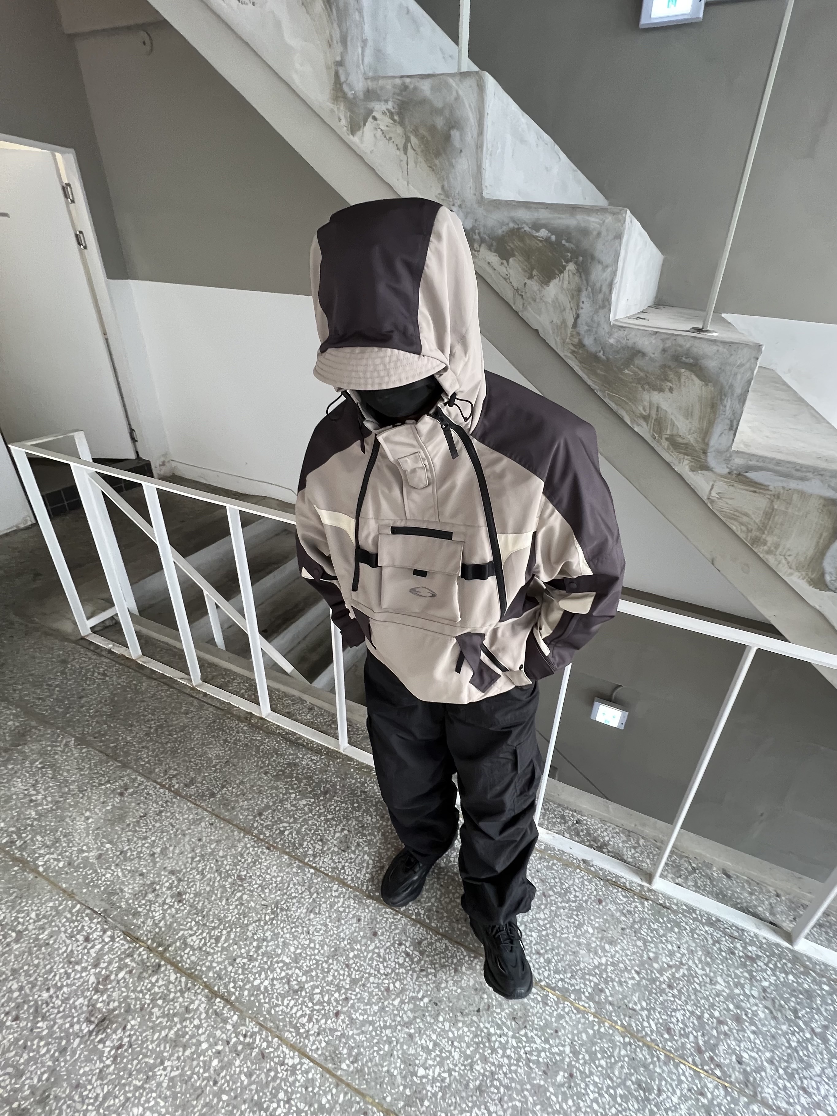 Grailz Technical Shell Jacket Tan, Adidas Ozweego Celox Core Black 착용 스타일 - 3