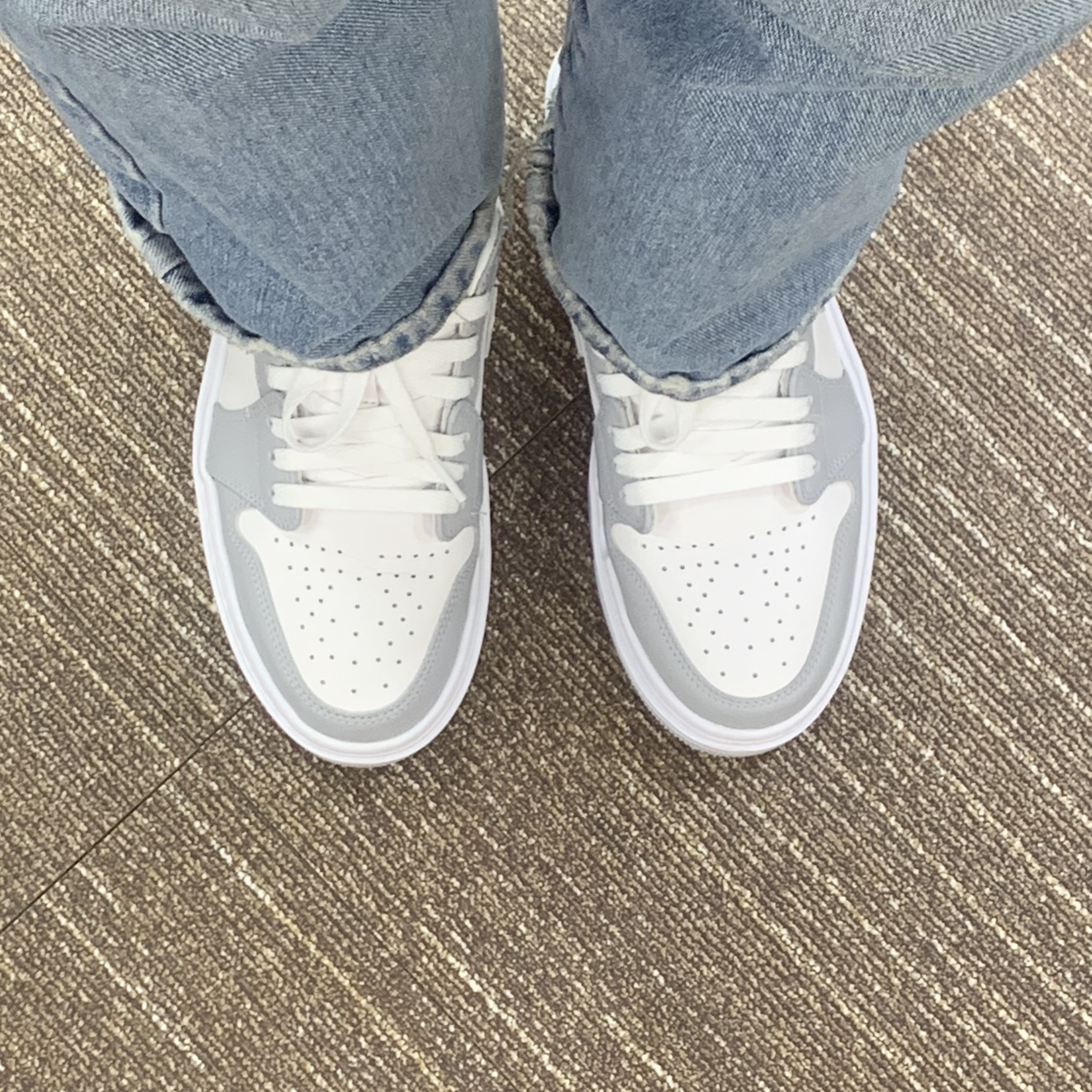 (W) Jordan 1 Elevate Low White and Wolf Grey 착용 스타일 - 3