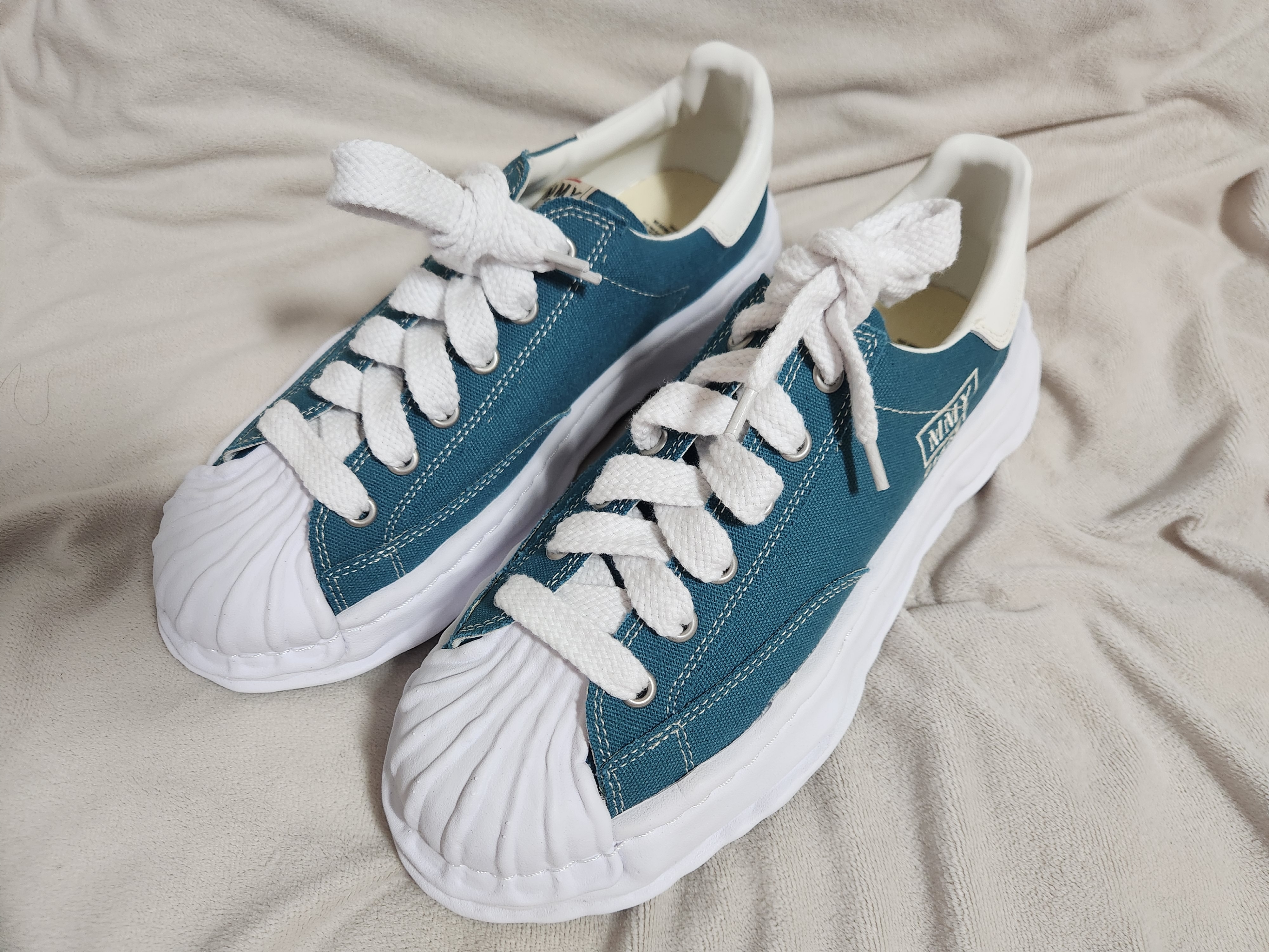 Maison Mihara Yasuhiro Blakey OG Sole Canvas Low-top Sneakers Blue 착용 스타일 - 5
