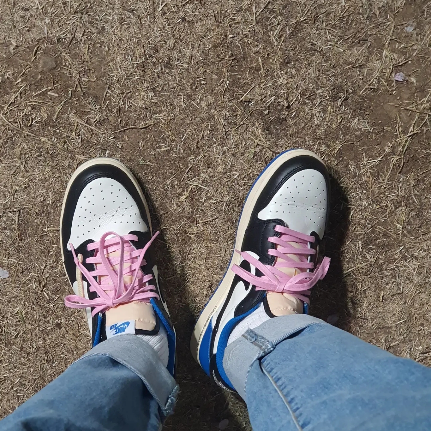 Jordan 1 x Travis Scott x Fragment Retro Low OG SP Military Blue, IAB Studio Hoodie Light Gray 착용 스타일 - 3
