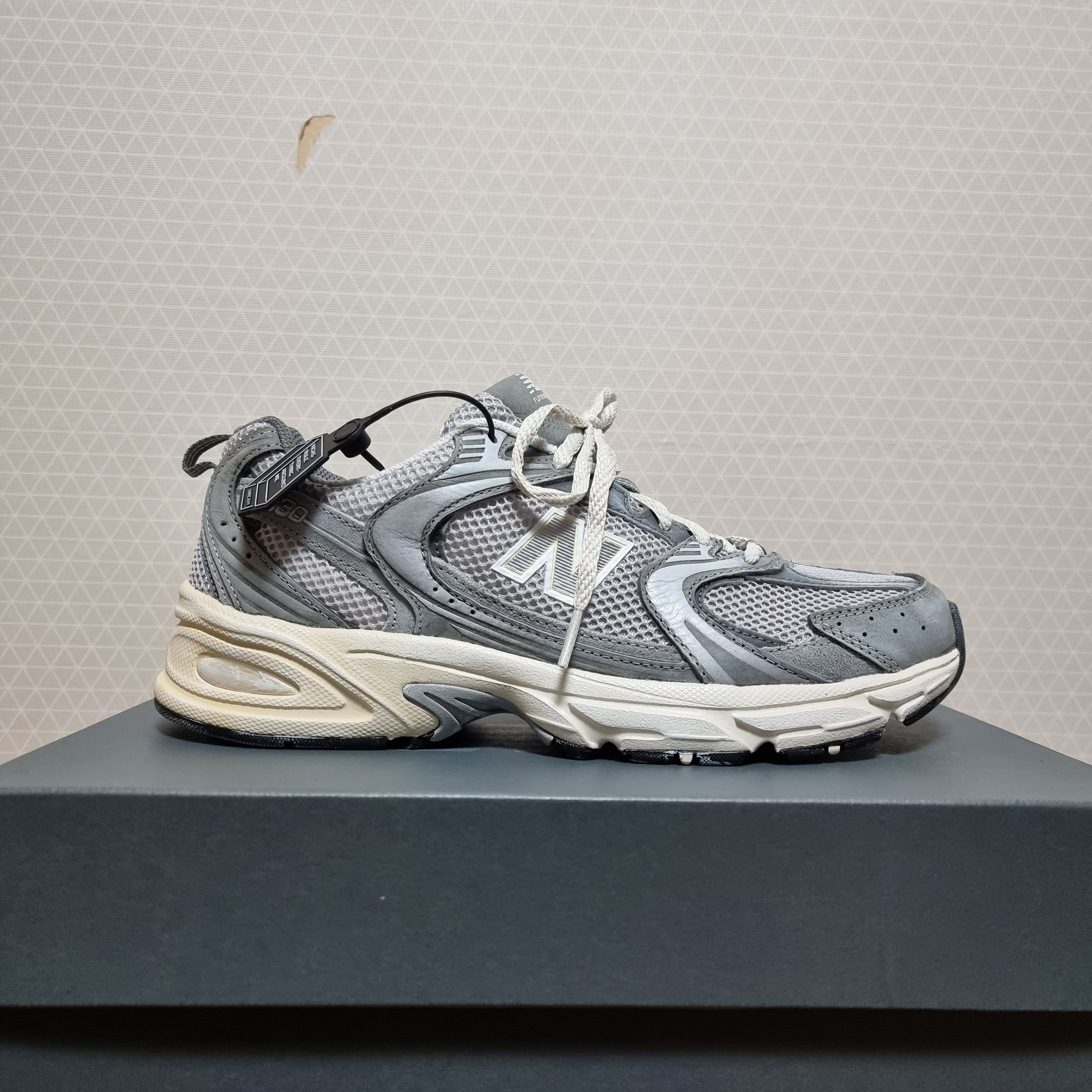New Balance 530 Premium Vintage Grey Matter 착용 스타일 - 1