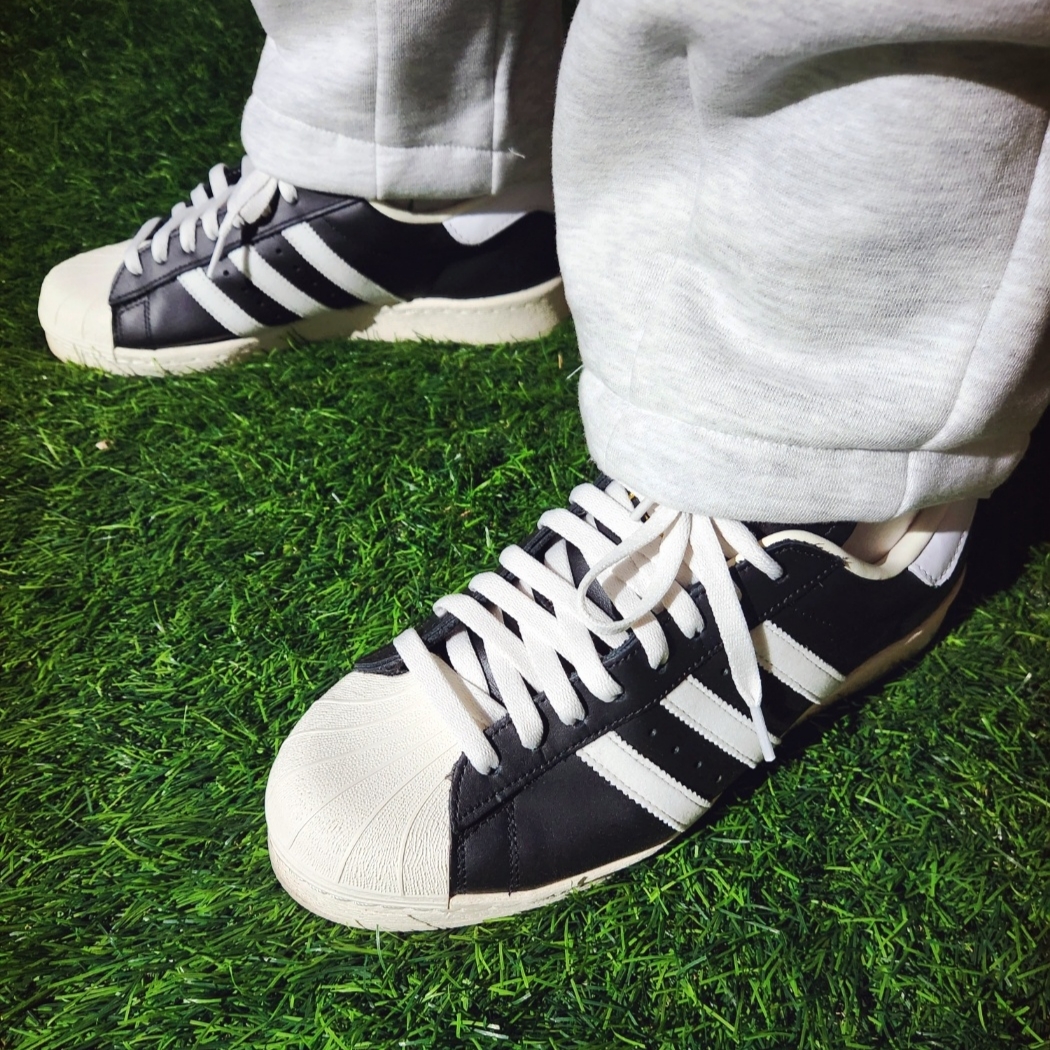 Adidas Superstar 82 FI Core Black 착용 스타일 - 5