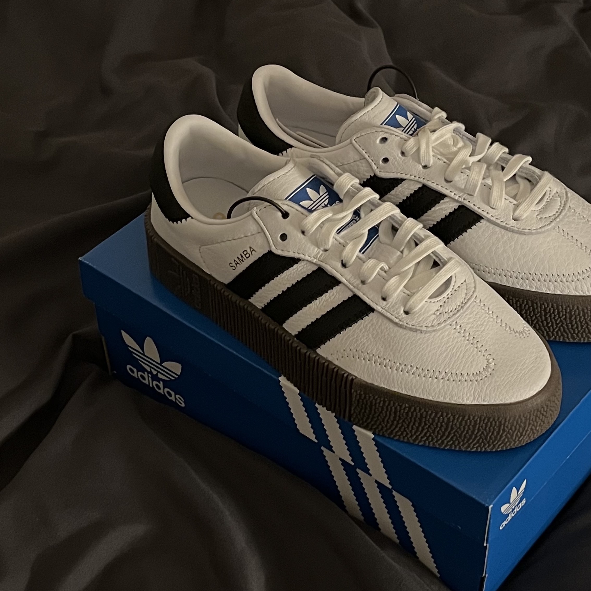 (W) Adidas Sambarose White Black Gum 착용 스타일 - 1