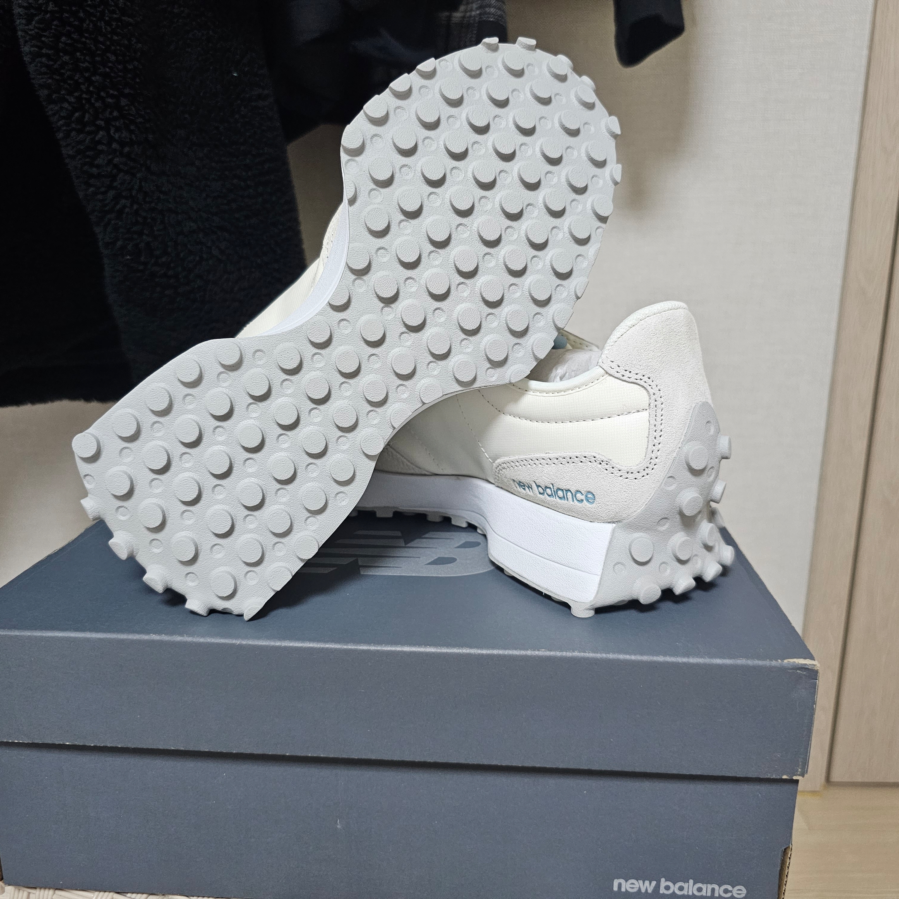 (W) New Balance 327 Sea Salt 착용 스타일 - 2