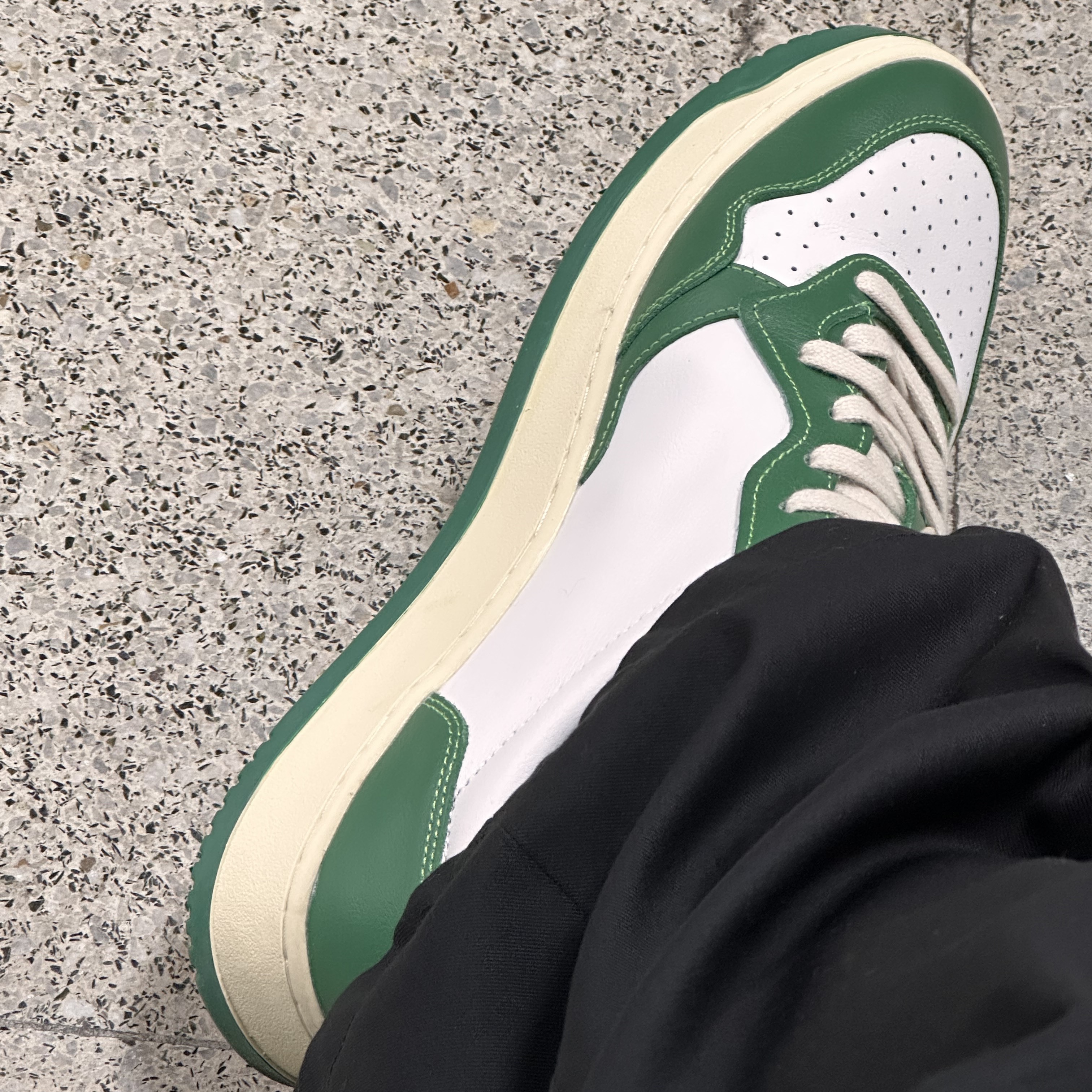 Autry Medalist Low Leather Sneakers Green White 착용 스타일